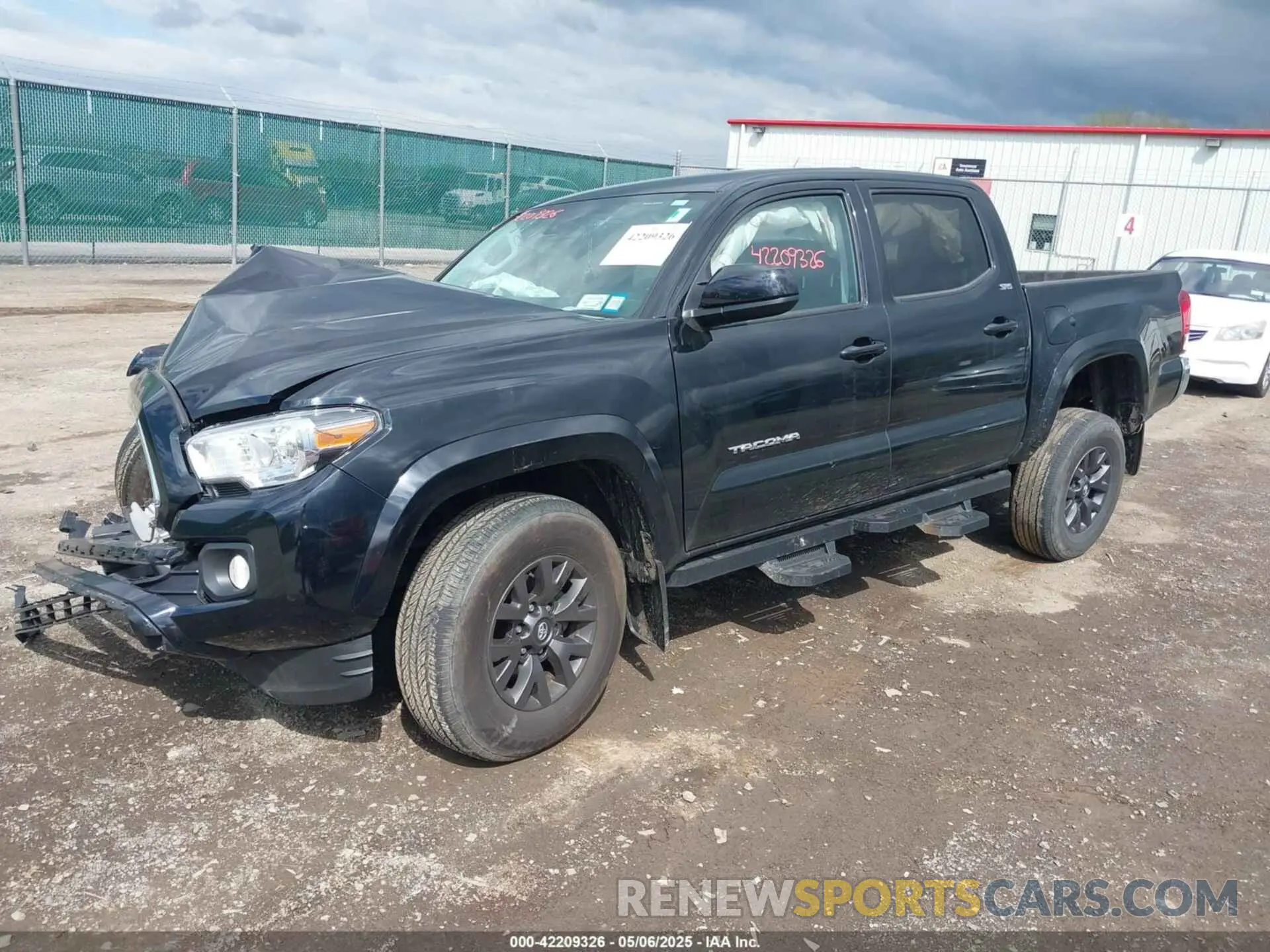 2 fotografías del automóvil dañado 3TMAZ5CN5NM192566 TOYOTA TACOMA 2022
