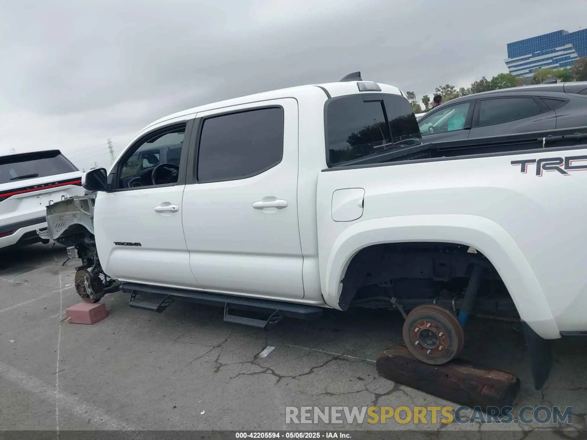 13 fotografías del automóvil dañado 3TMAZ5CN6NM172990 TOYOTA TACOMA 2022