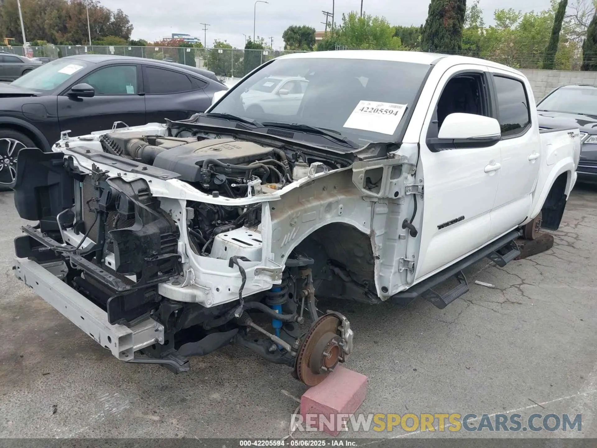 2 fotografías del automóvil dañado 3TMAZ5CN6NM172990 TOYOTA TACOMA 2022