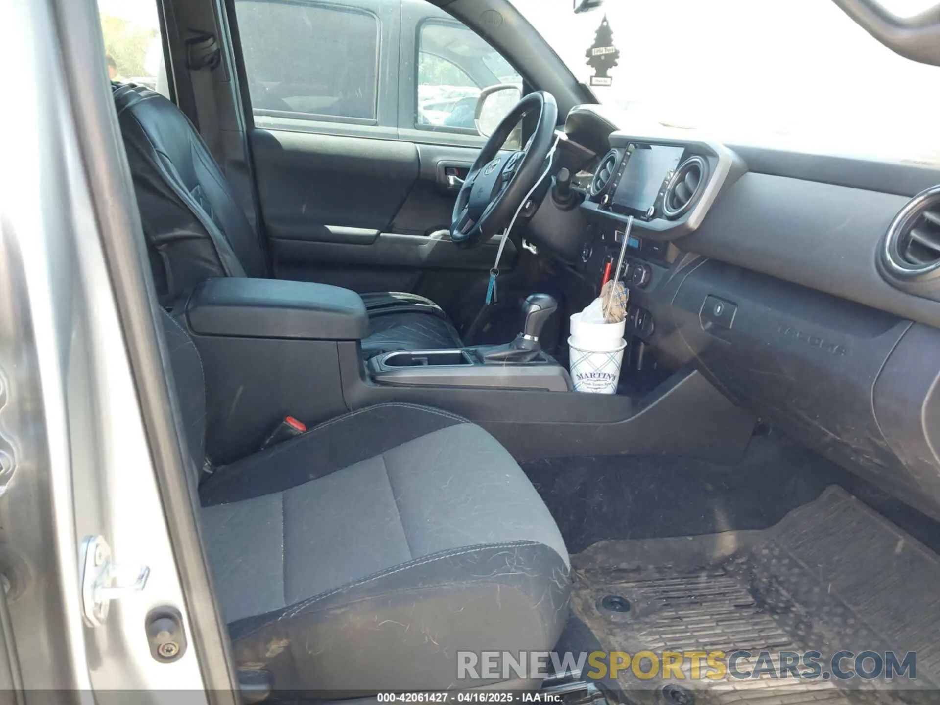 5 fotografías del automóvil dañado 3TMAZ5CN6NM176313 TOYOTA TACOMA 2022