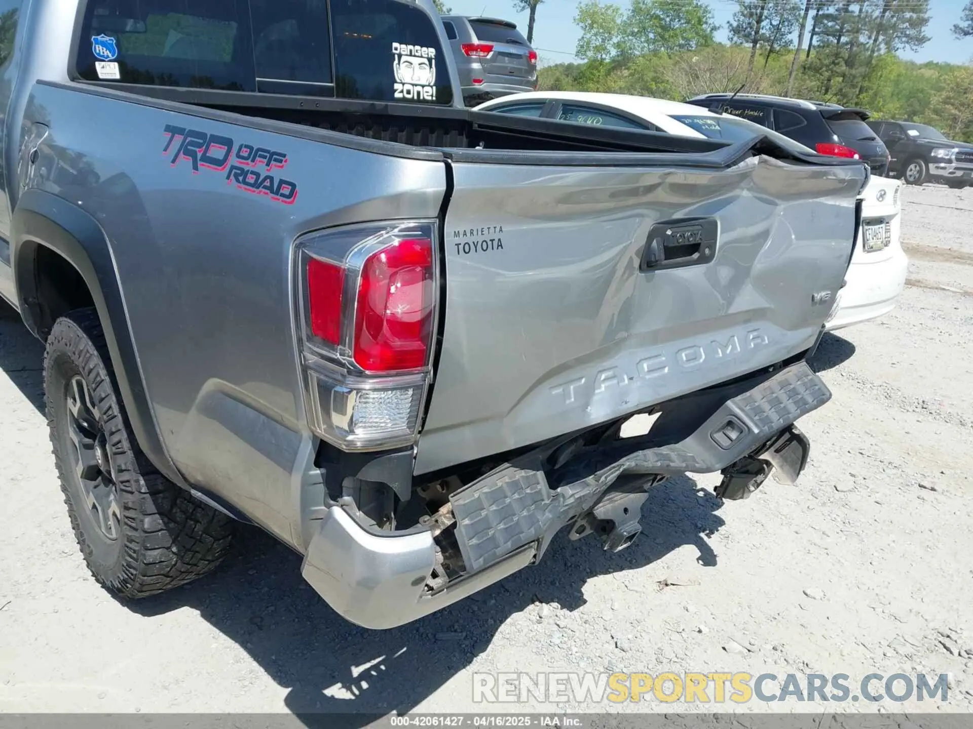 6 fotografías del automóvil dañado 3TMAZ5CN6NM176313 TOYOTA TACOMA 2022