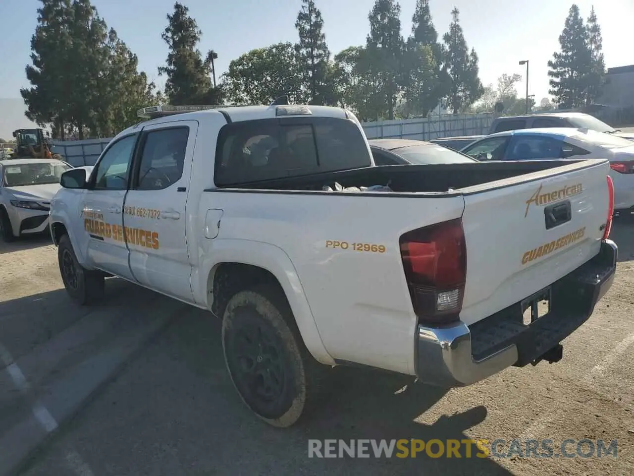 2 fotografías del automóvil dañado 3TMAZ5CN7NM166051 TOYOTA TACOMA 2022