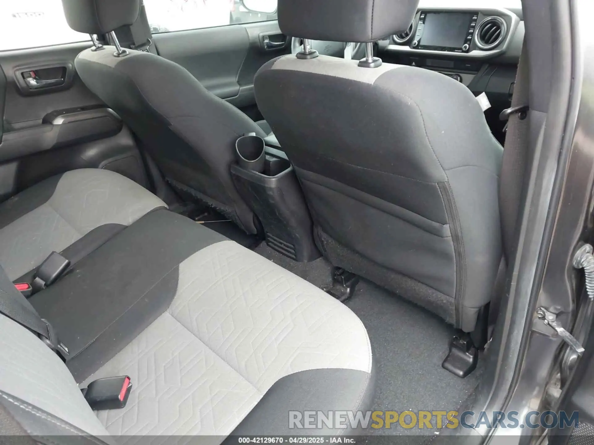 8 fotografías del automóvil dañado 3TMAZ5CN7NM184856 TOYOTA TACOMA 2022