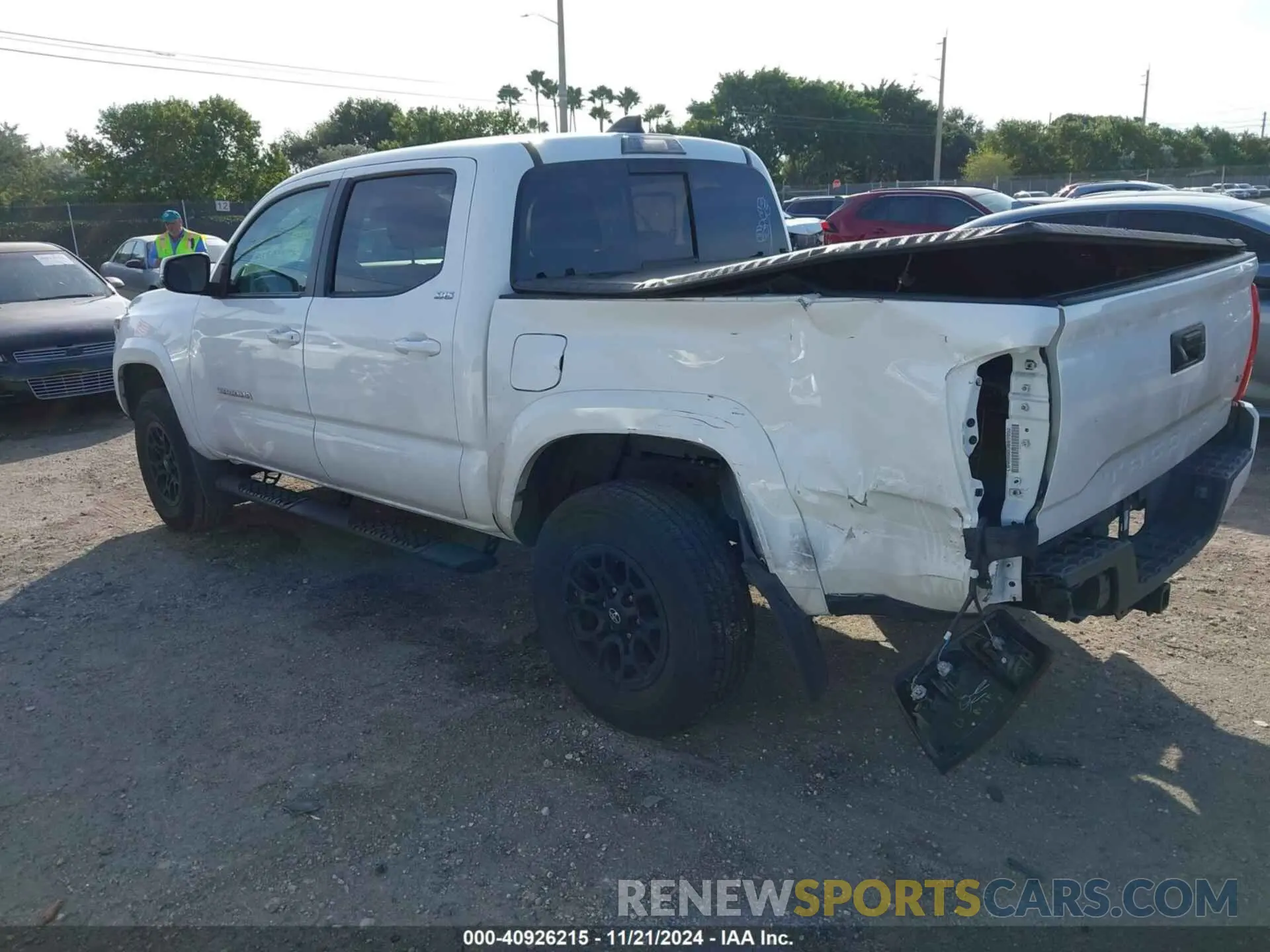 3 fotografías del automóvil dañado 3TMAZ5CN8NM164373 TOYOTA TACOMA 2022