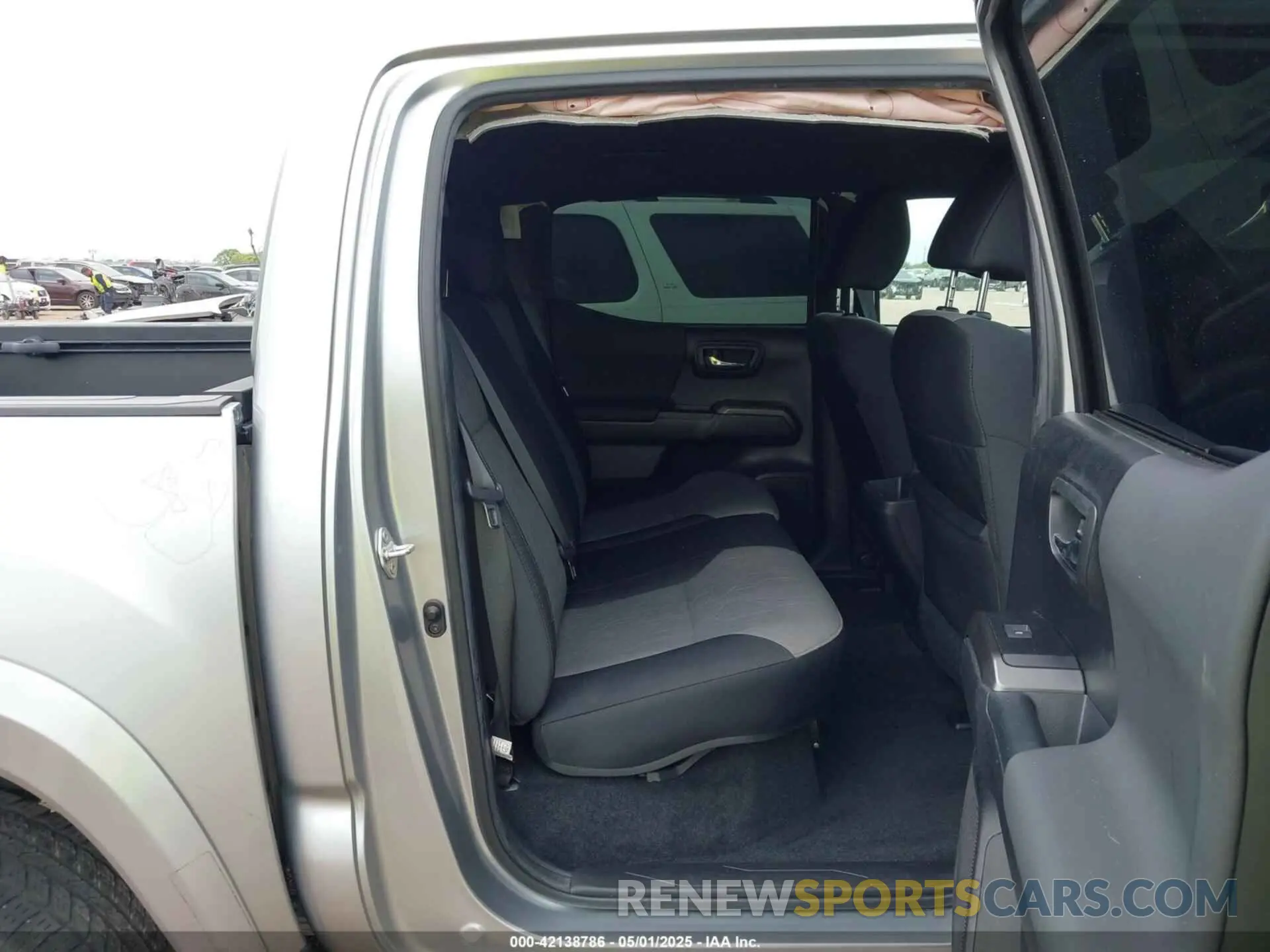 8 fotografías del automóvil dañado 3TMAZ5CN9NM175995 TOYOTA TACOMA 2022