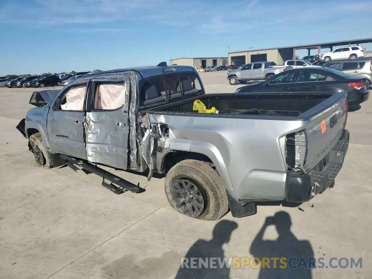 2 fotografías del automóvil dañado 3TMBZ5DN2NM037508 TOYOTA TACOMA 2022
