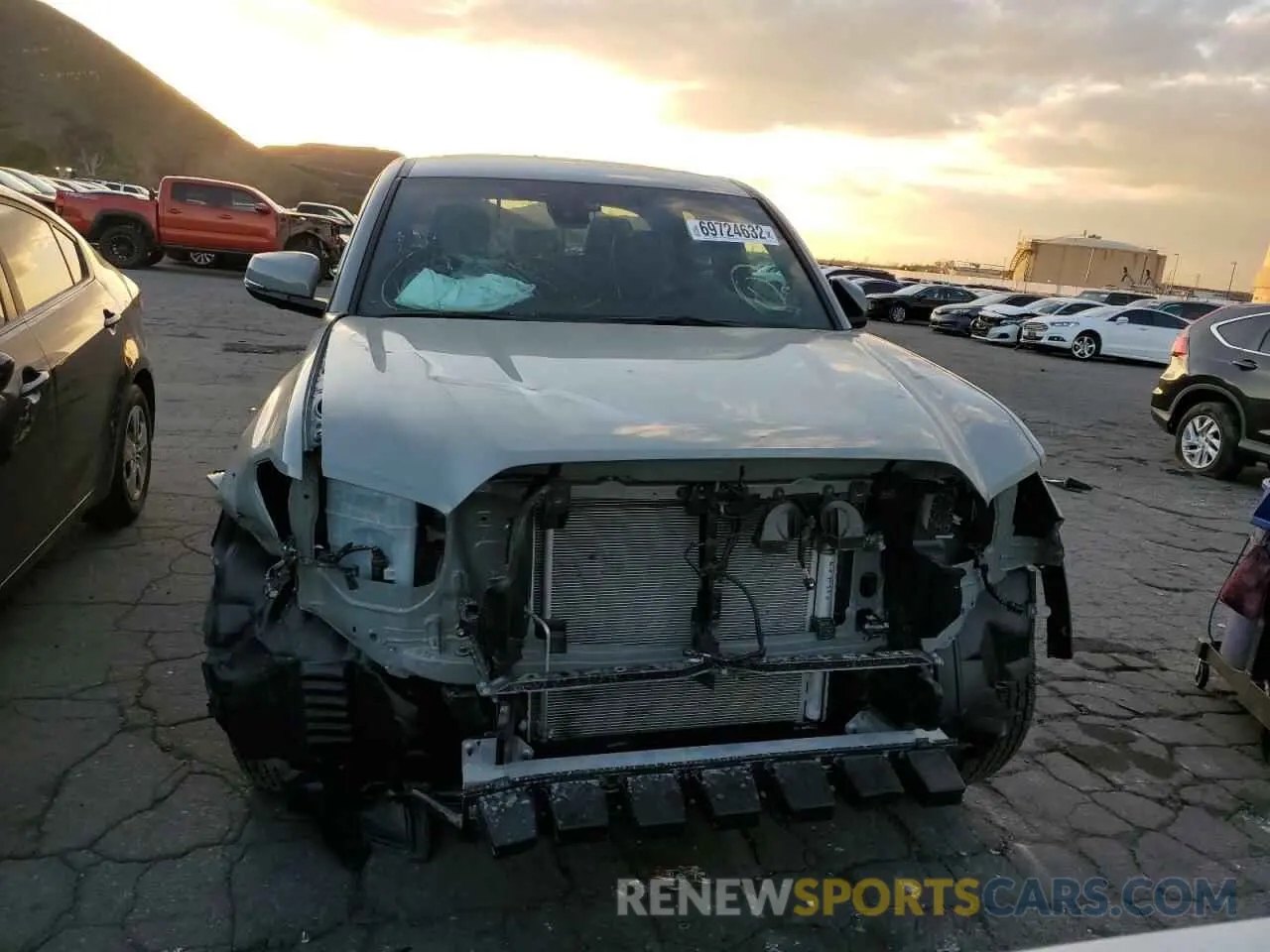 5 fotografías del automóvil dañado 3TMCZ5AN7NM523479 TOYOTA TACOMA 2022