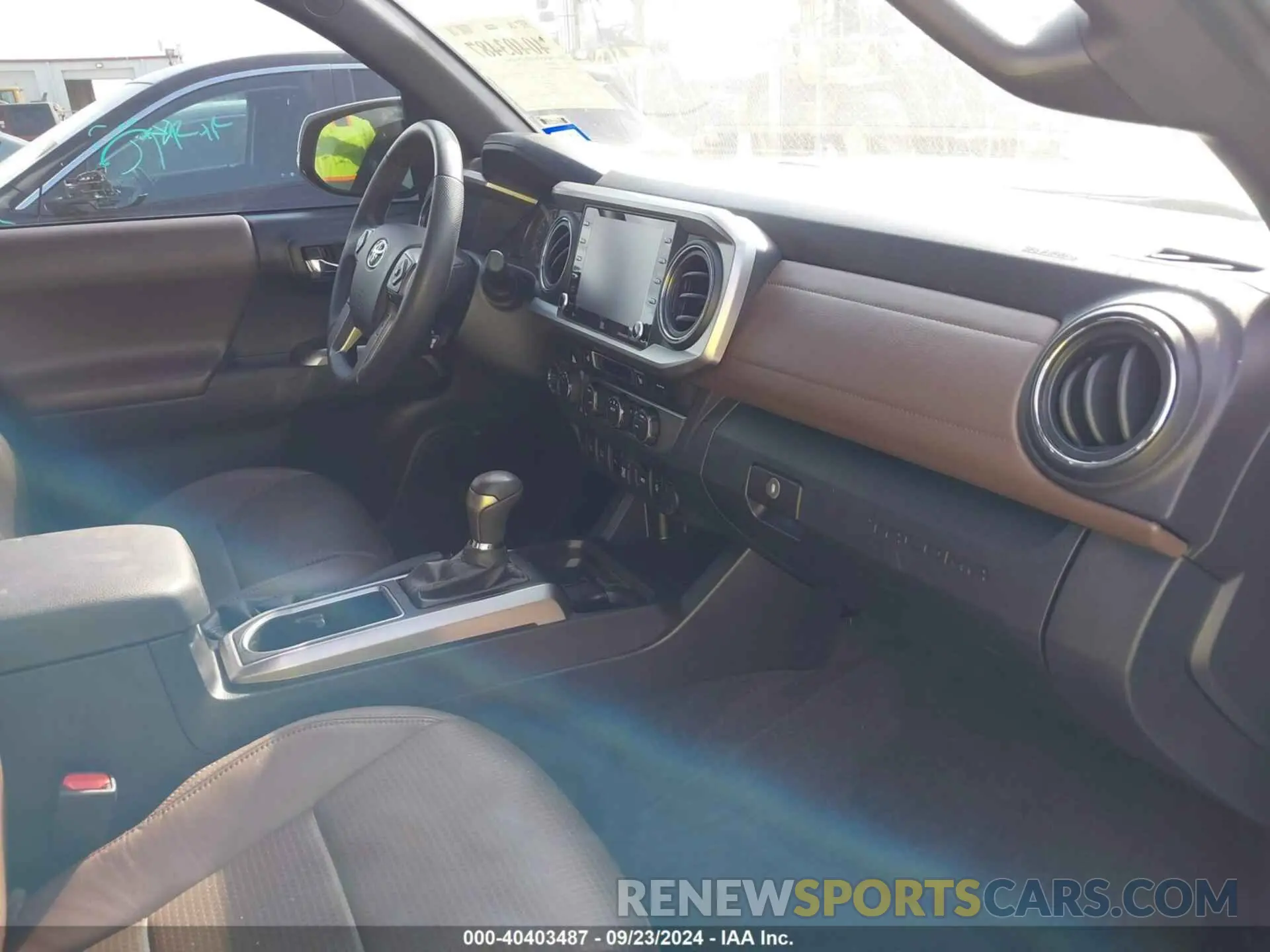 5 fotografías del automóvil dañado 3TMGZ5AN4NM460696 TOYOTA TACOMA 2022