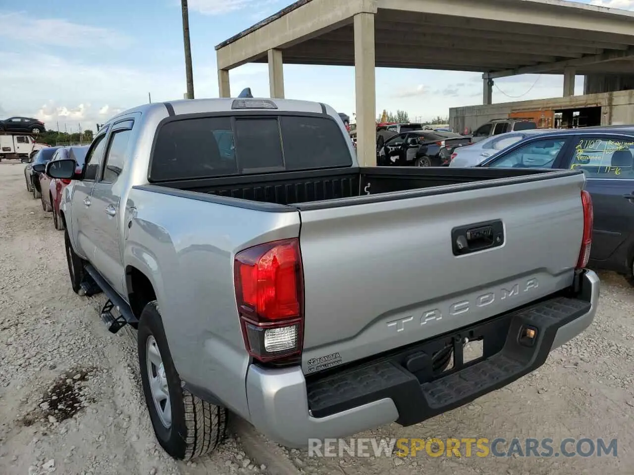 2 fotografías del automóvil dañado 3TYAX5GN3NT066386 TOYOTA TACOMA 2022