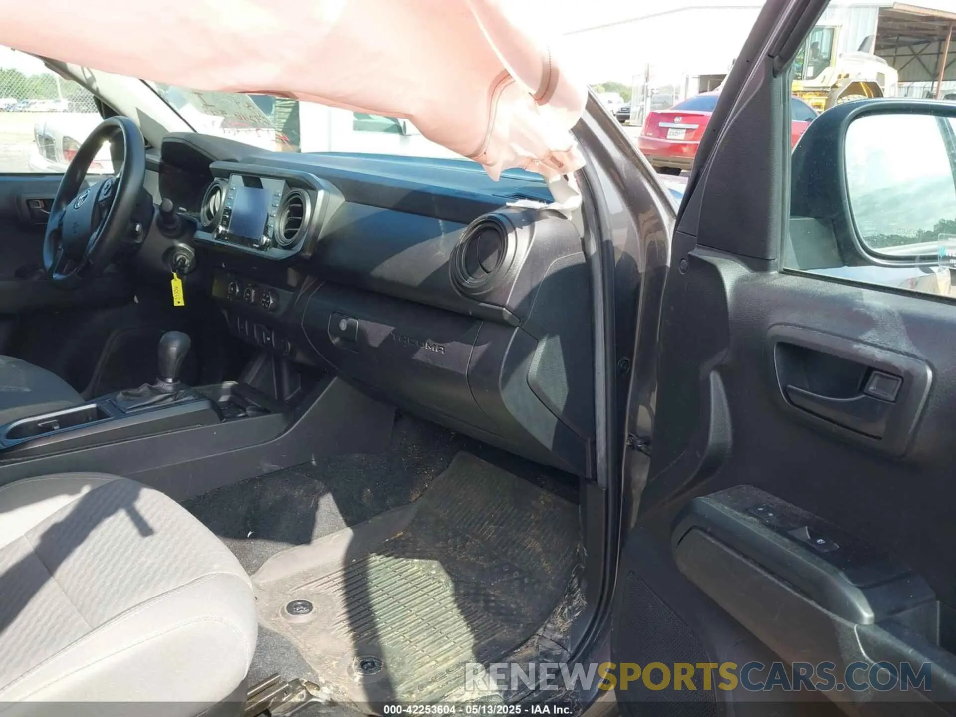 5 fotografías del automóvil dañado 3TYAX5GN5NT046897 TOYOTA TACOMA 2022