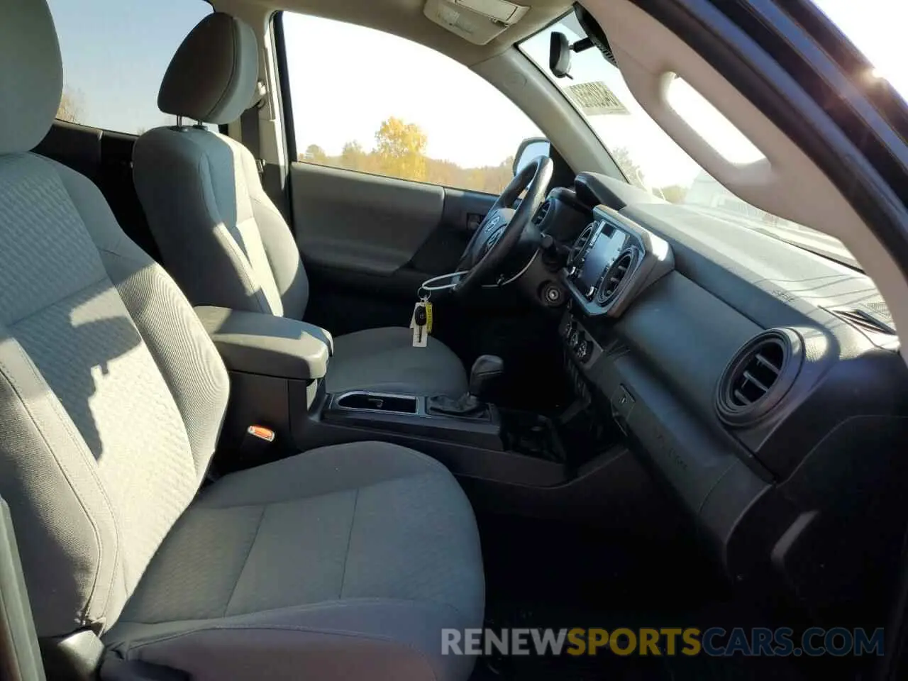 5 fotografías del automóvil dañado 3TYAX5GN8NT043315 TOYOTA TACOMA 2022