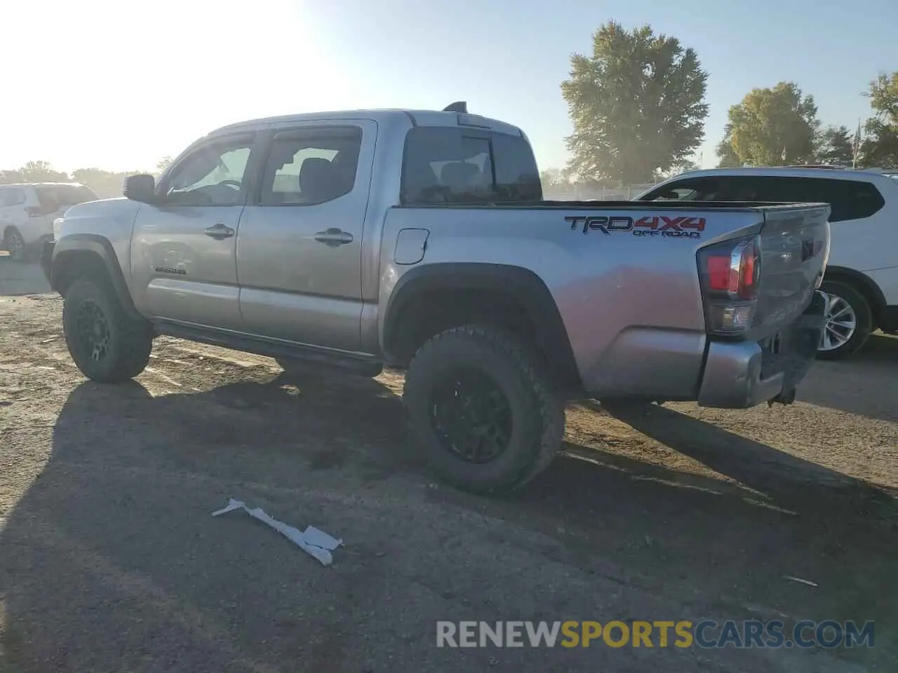 2 fotografías del automóvil dañado 3TYCZ5AN0NT077471 TOYOTA TACOMA 2022