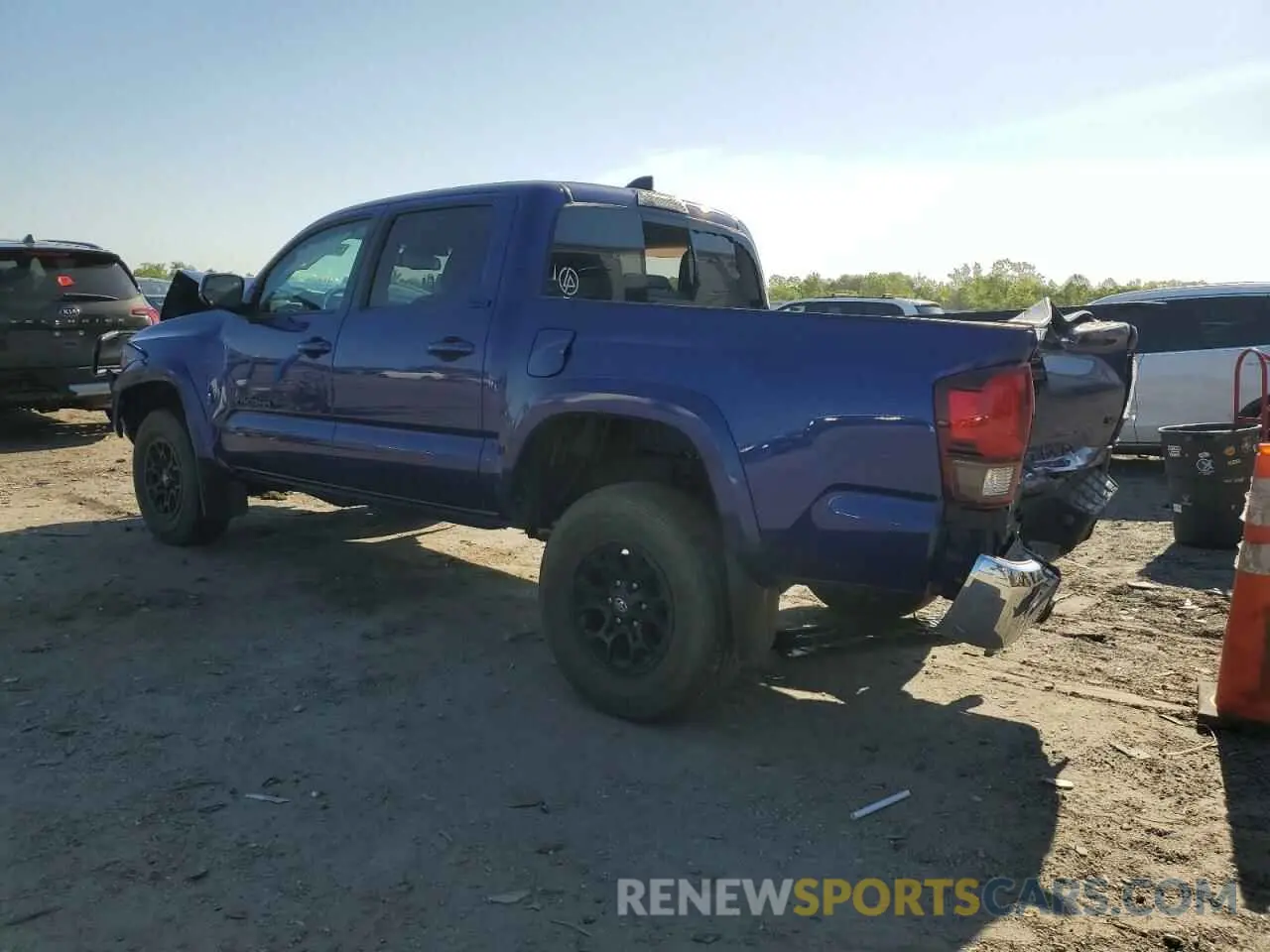 2 fotografías del automóvil dañado 3TYCZ5AN3NT077464 TOYOTA TACOMA 2022