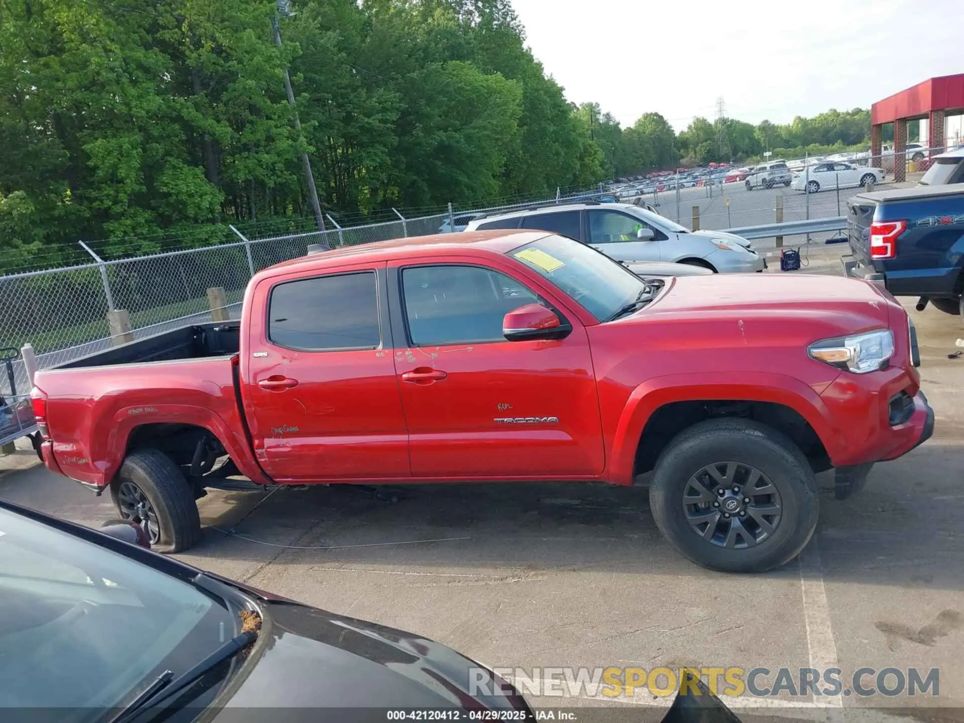 13 fotografías del automóvil dañado 3TYCZ5AN4NT101268 TOYOTA TACOMA 2022