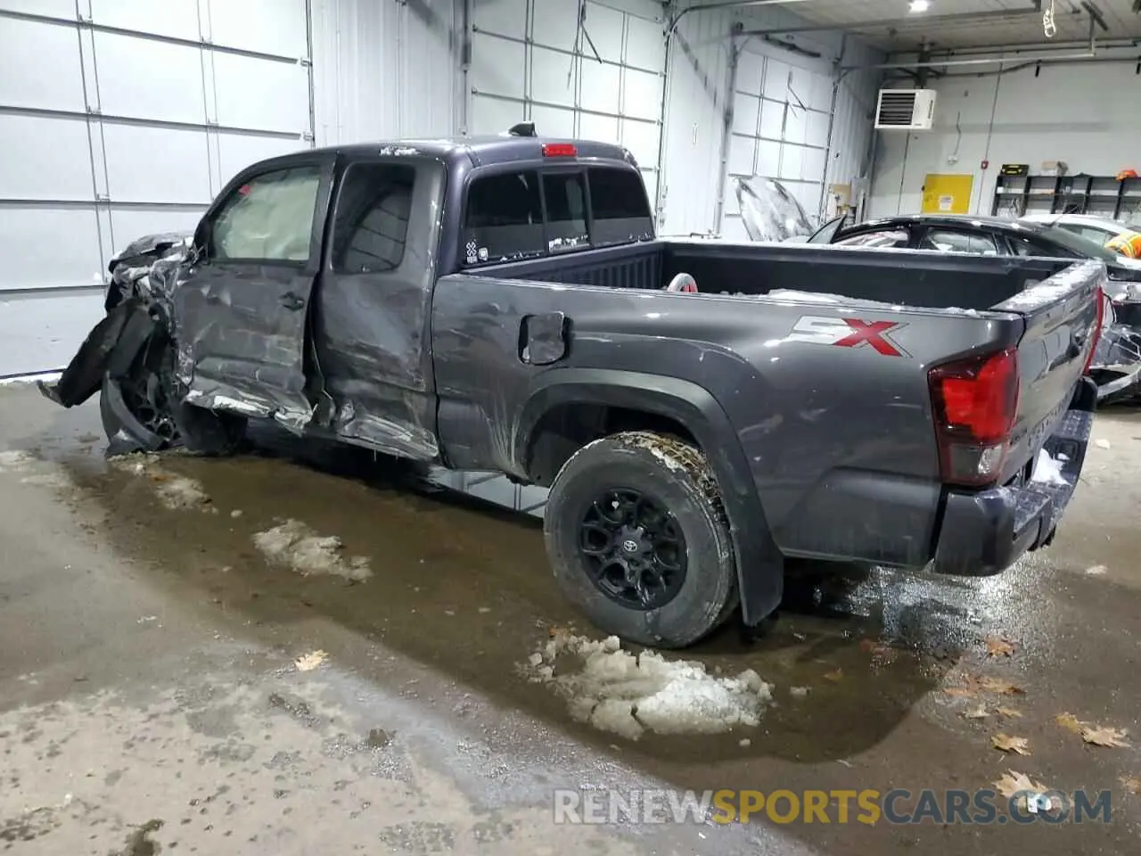 2 fotografías del automóvil dañado 3TYSZ5AN5NT062282 TOYOTA TACOMA 2022