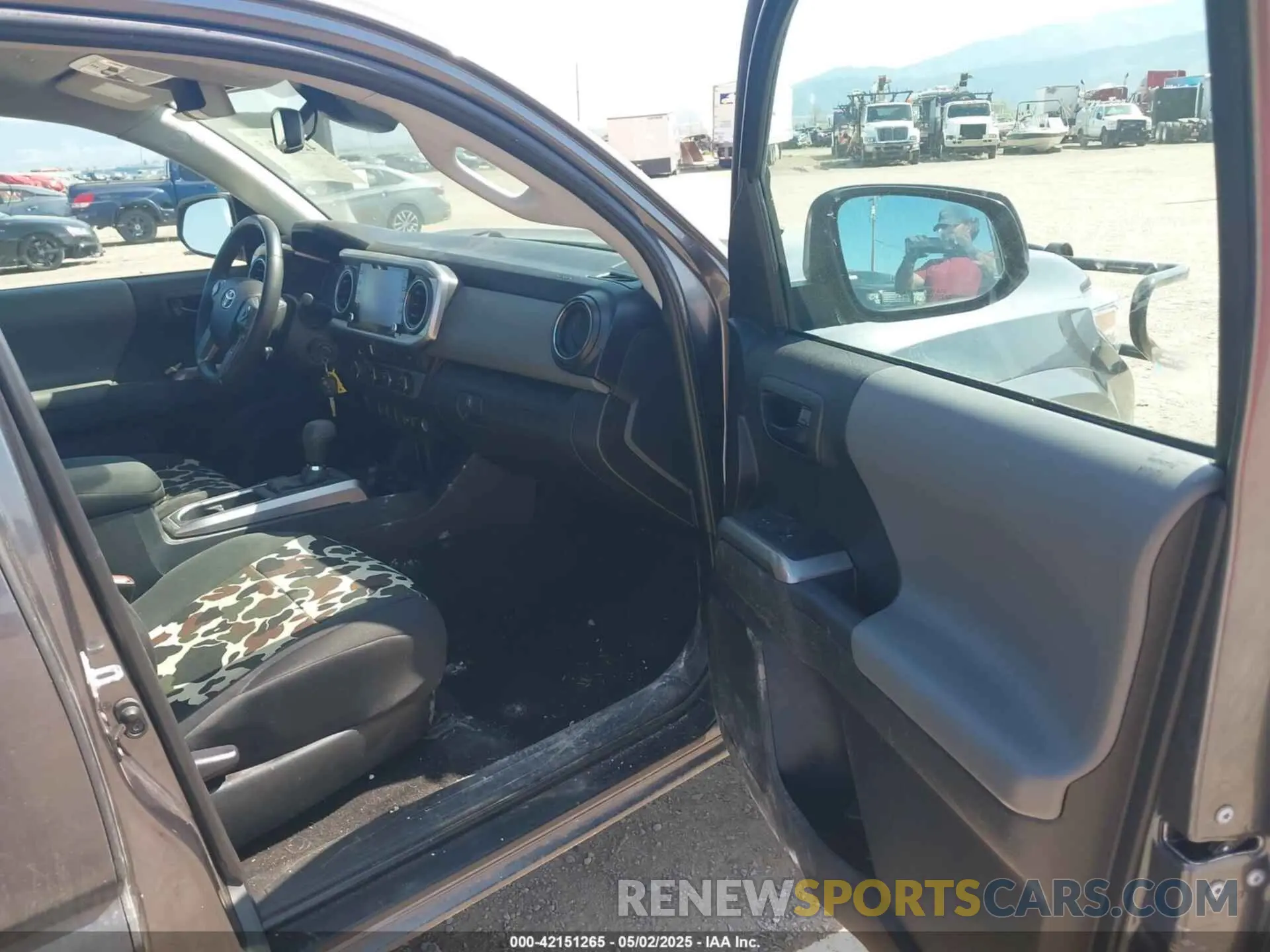 5 fotografías del automóvil dañado 3TYSZ5AN6NT084565 TOYOTA TACOMA 2022