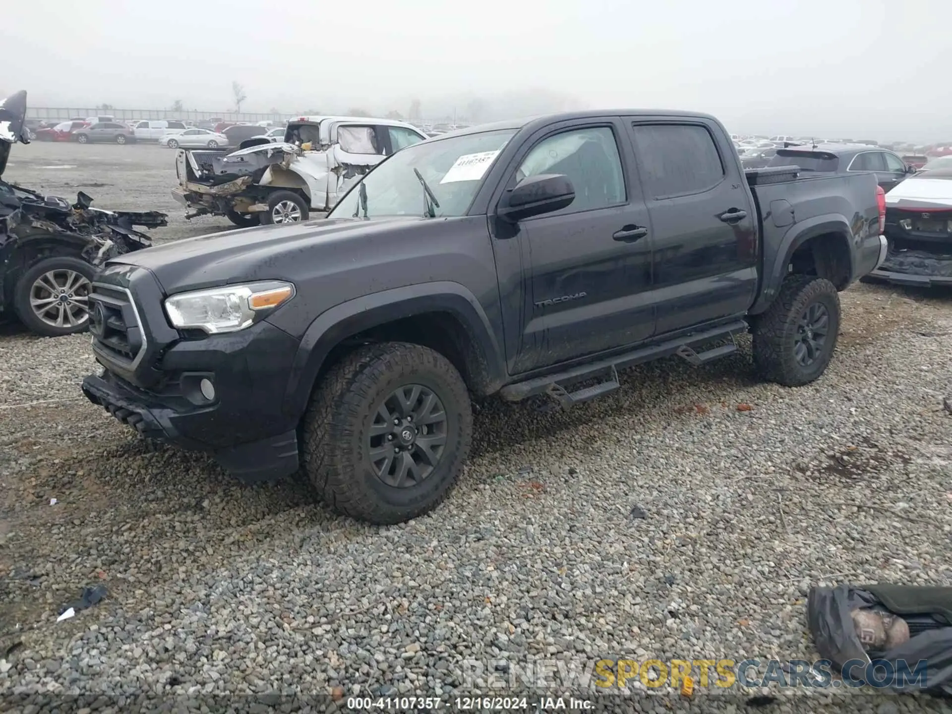 2 fotografías del automóvil dañado 3TMAZ5CN0PM210832 TOYOTA TACOMA 2023