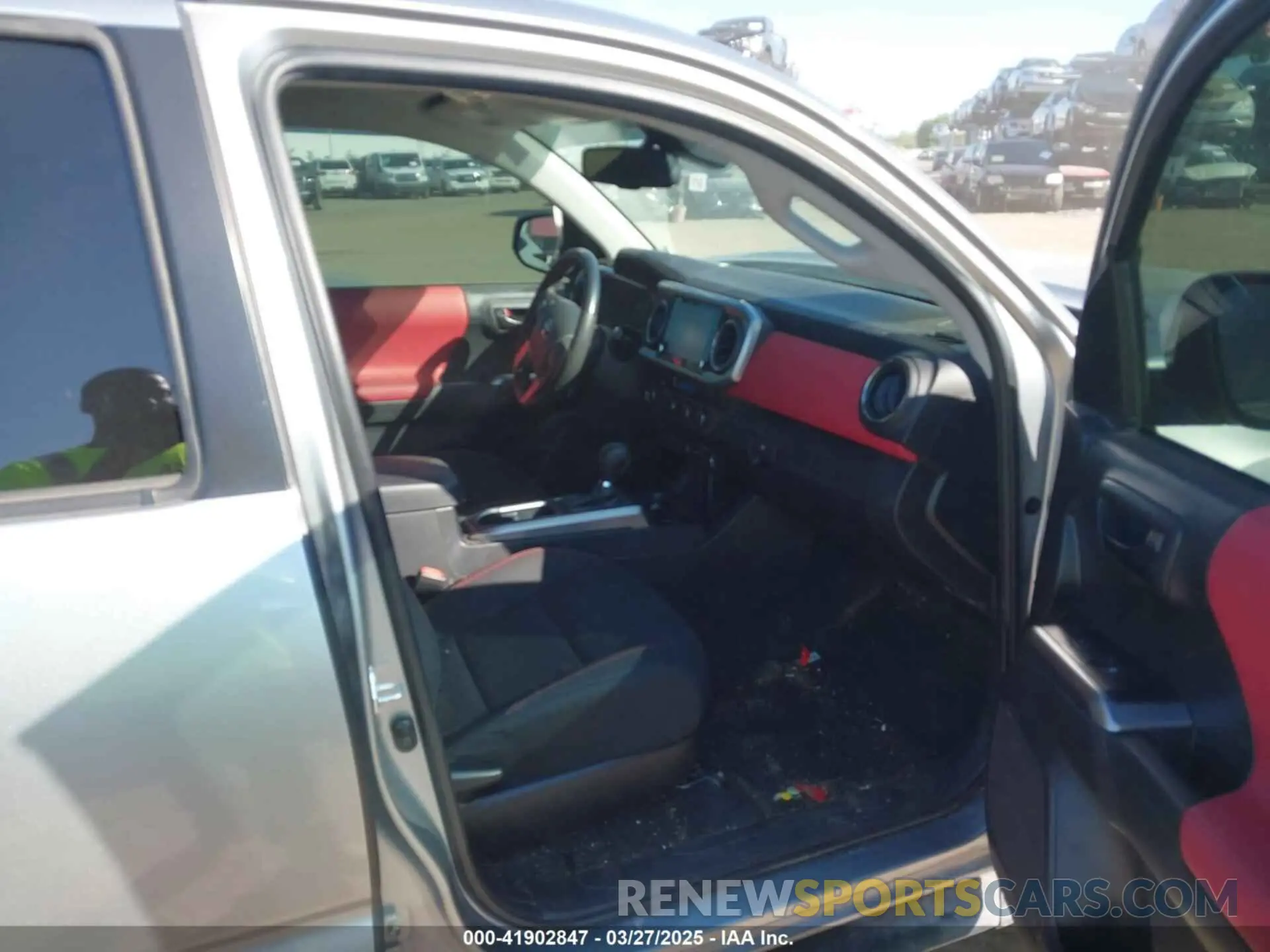 5 fotografías del automóvil dañado 3TMAZ5CN1PM211066 TOYOTA TACOMA 2023