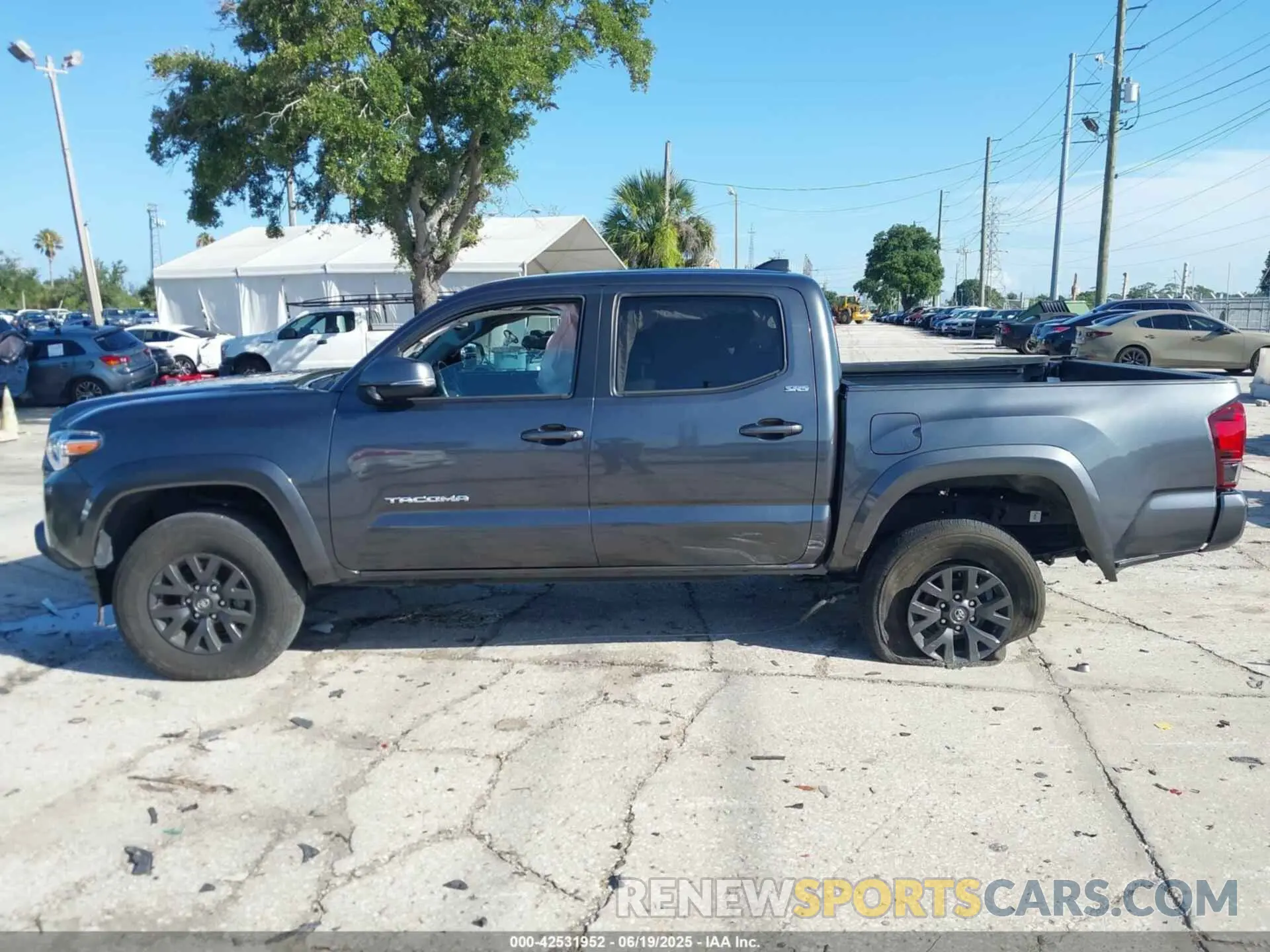 14 fotografías del automóvil dañado 3TMAZ5CN1PM213299 TOYOTA TACOMA 2023