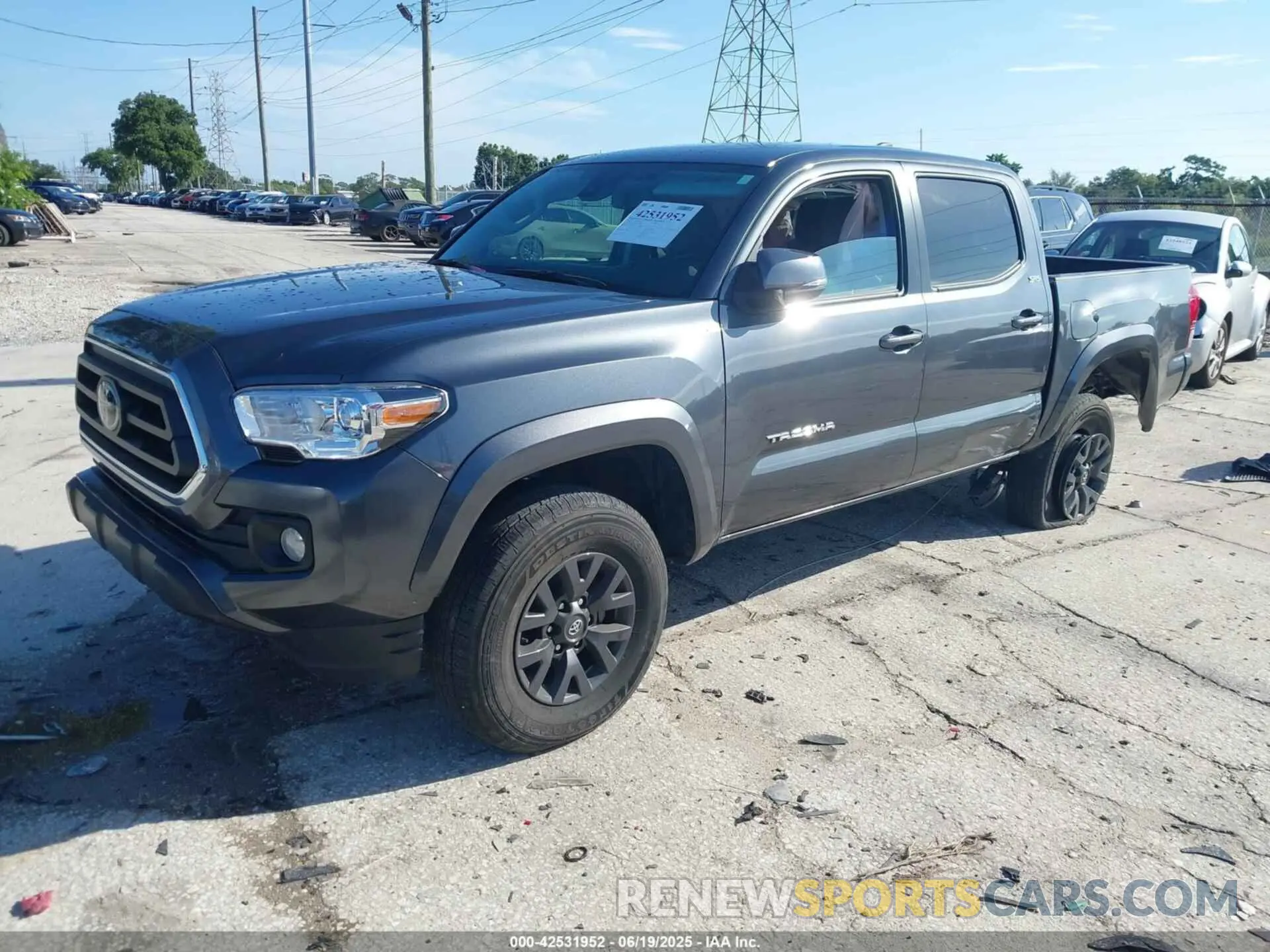 2 fotografías del automóvil dañado 3TMAZ5CN1PM213299 TOYOTA TACOMA 2023