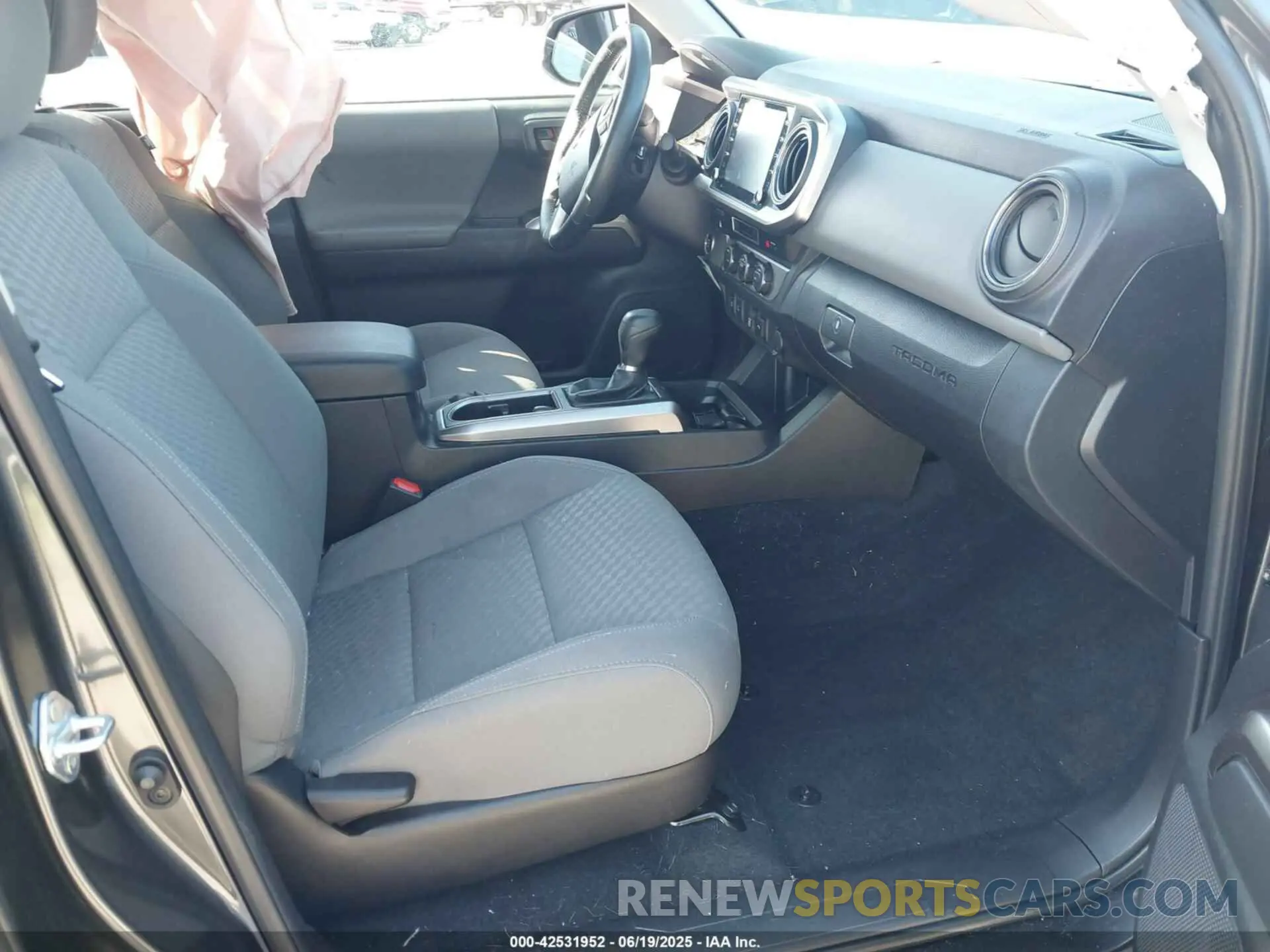 5 fotografías del automóvil dañado 3TMAZ5CN1PM213299 TOYOTA TACOMA 2023