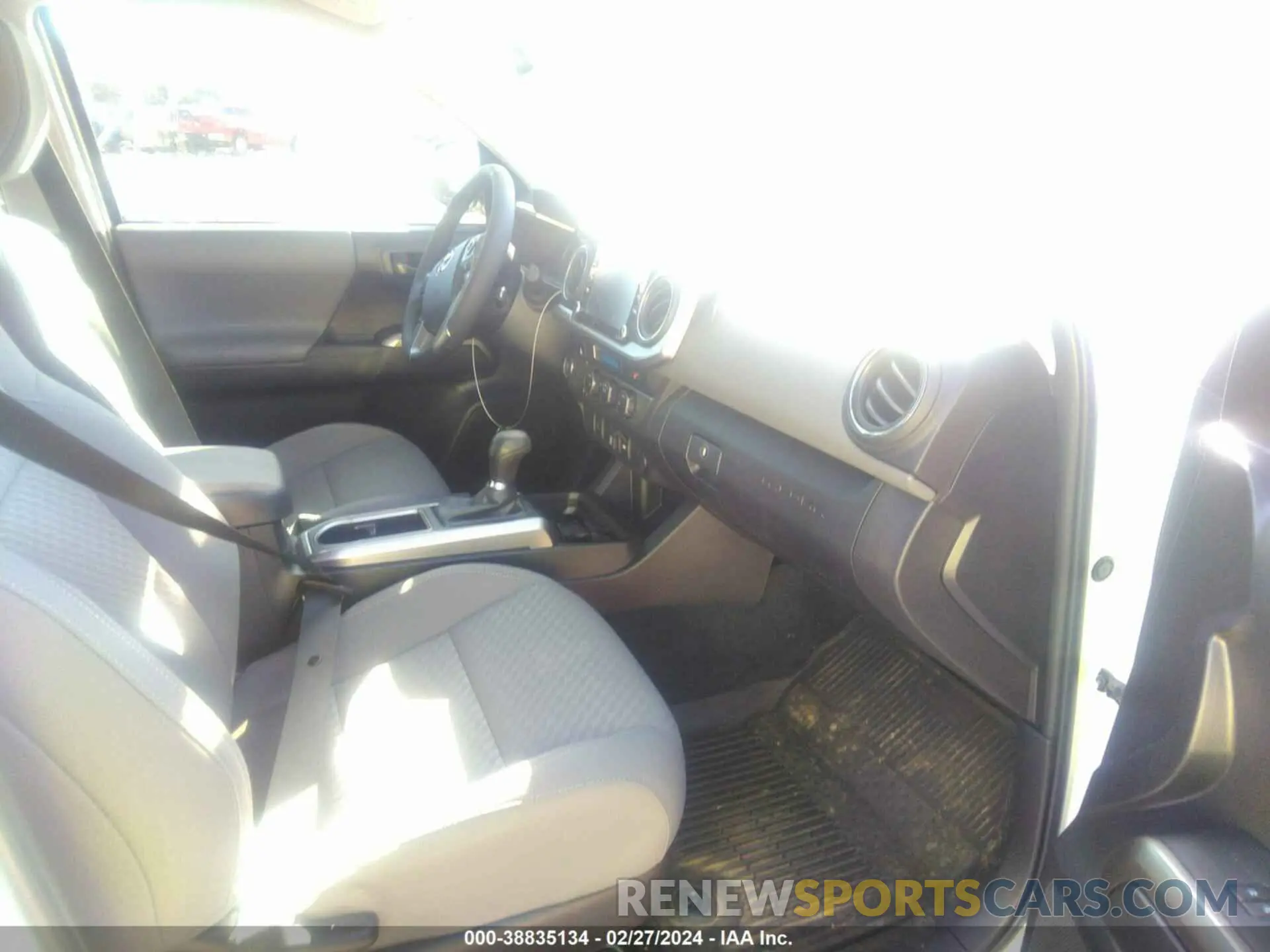 5 fotografías del automóvil dañado 3TMAZ5CN2PM210766 TOYOTA TACOMA 2023