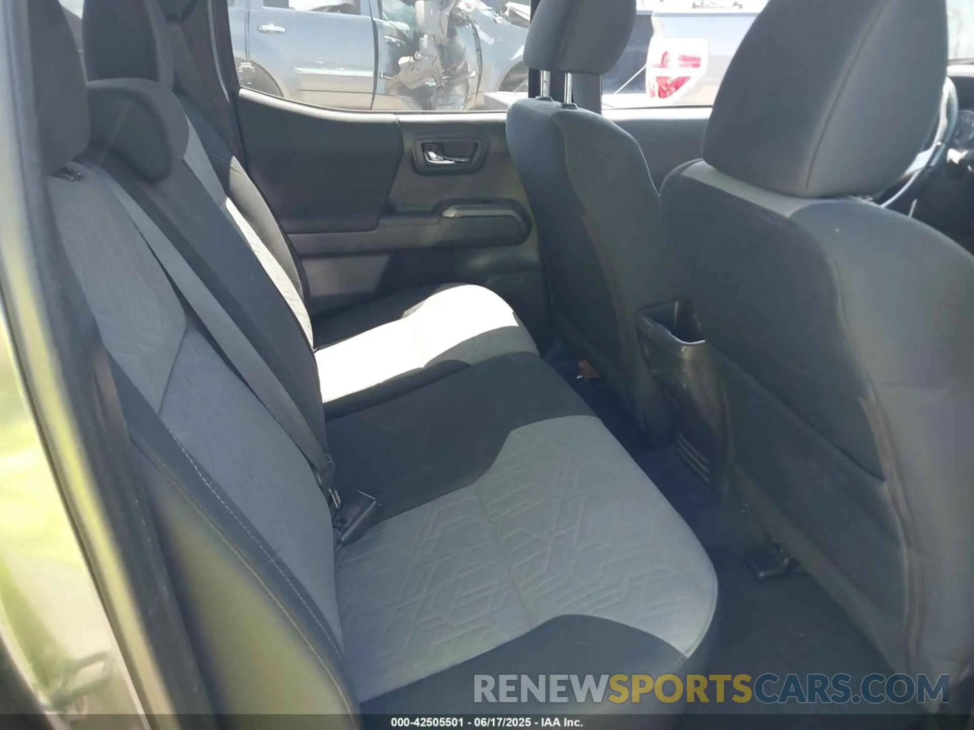 8 fotografías del automóvil dañado 3TMAZ5CN7PM216238 TOYOTA TACOMA 2023