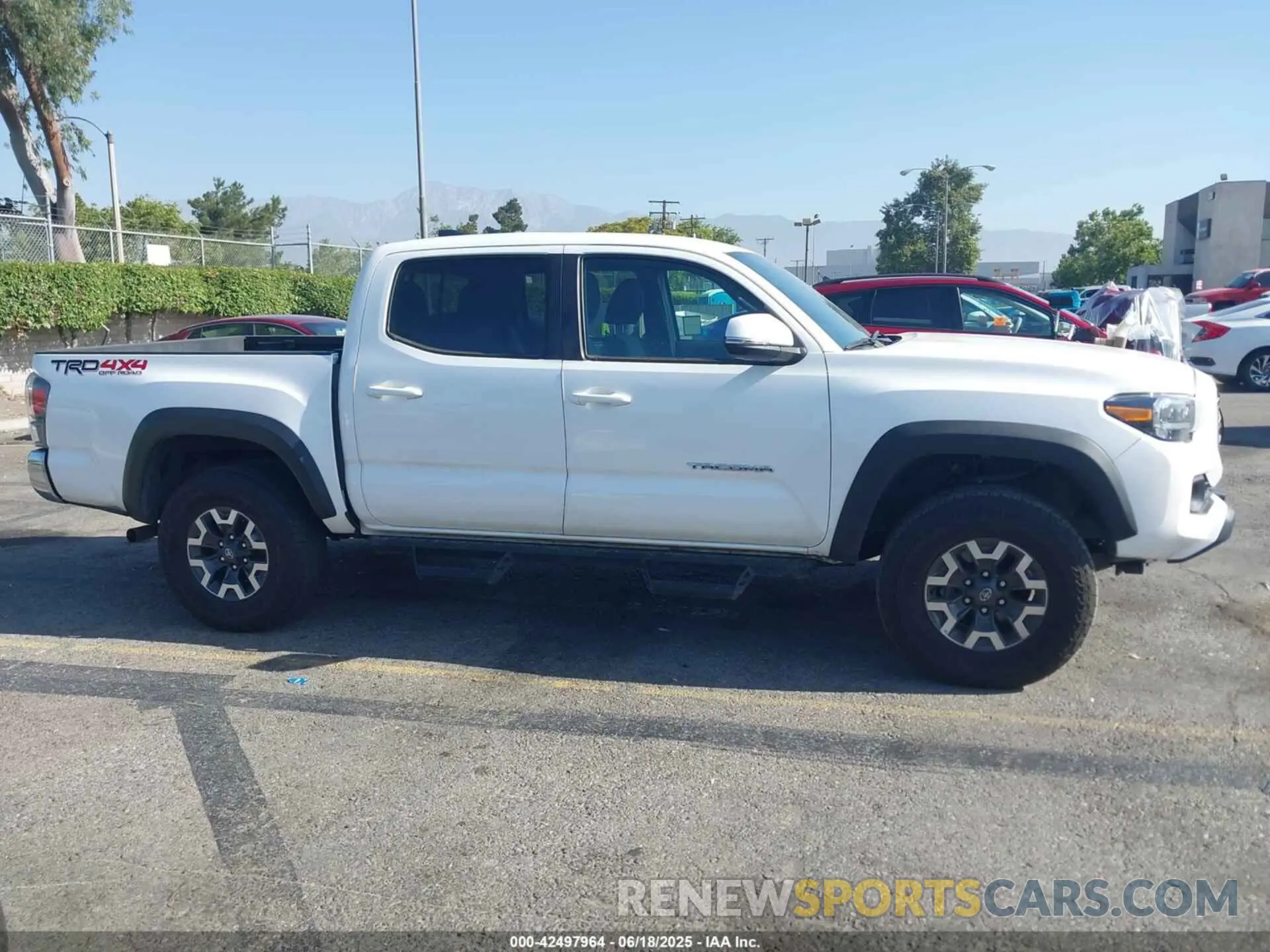 13 fotografías del automóvil dañado 3TMCZ5AN1PM574799 TOYOTA TACOMA 2023