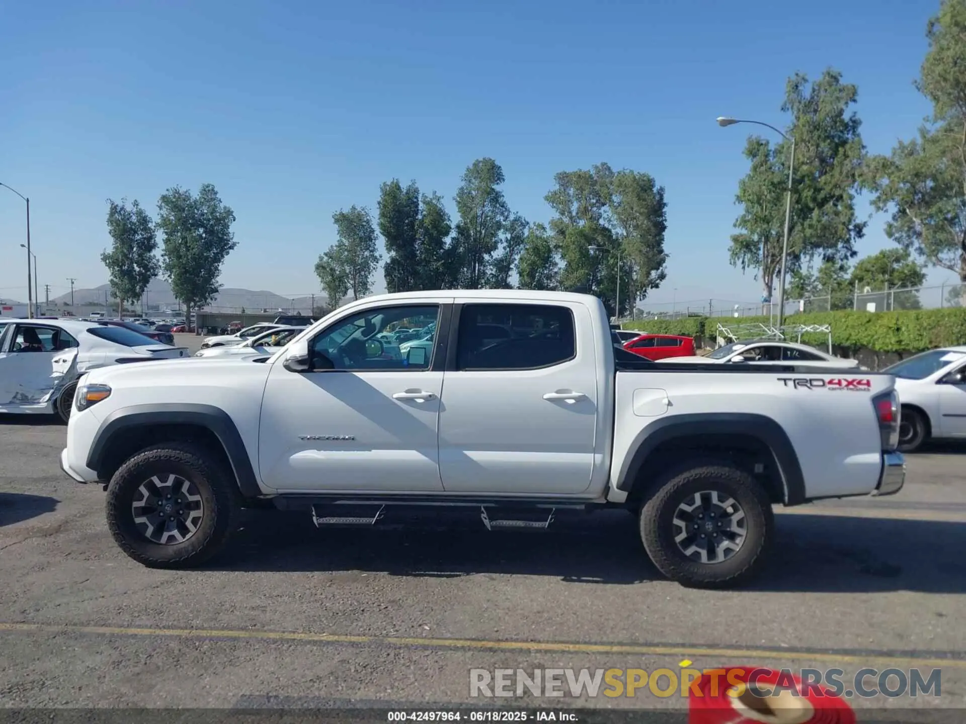 14 fotografías del automóvil dañado 3TMCZ5AN1PM574799 TOYOTA TACOMA 2023