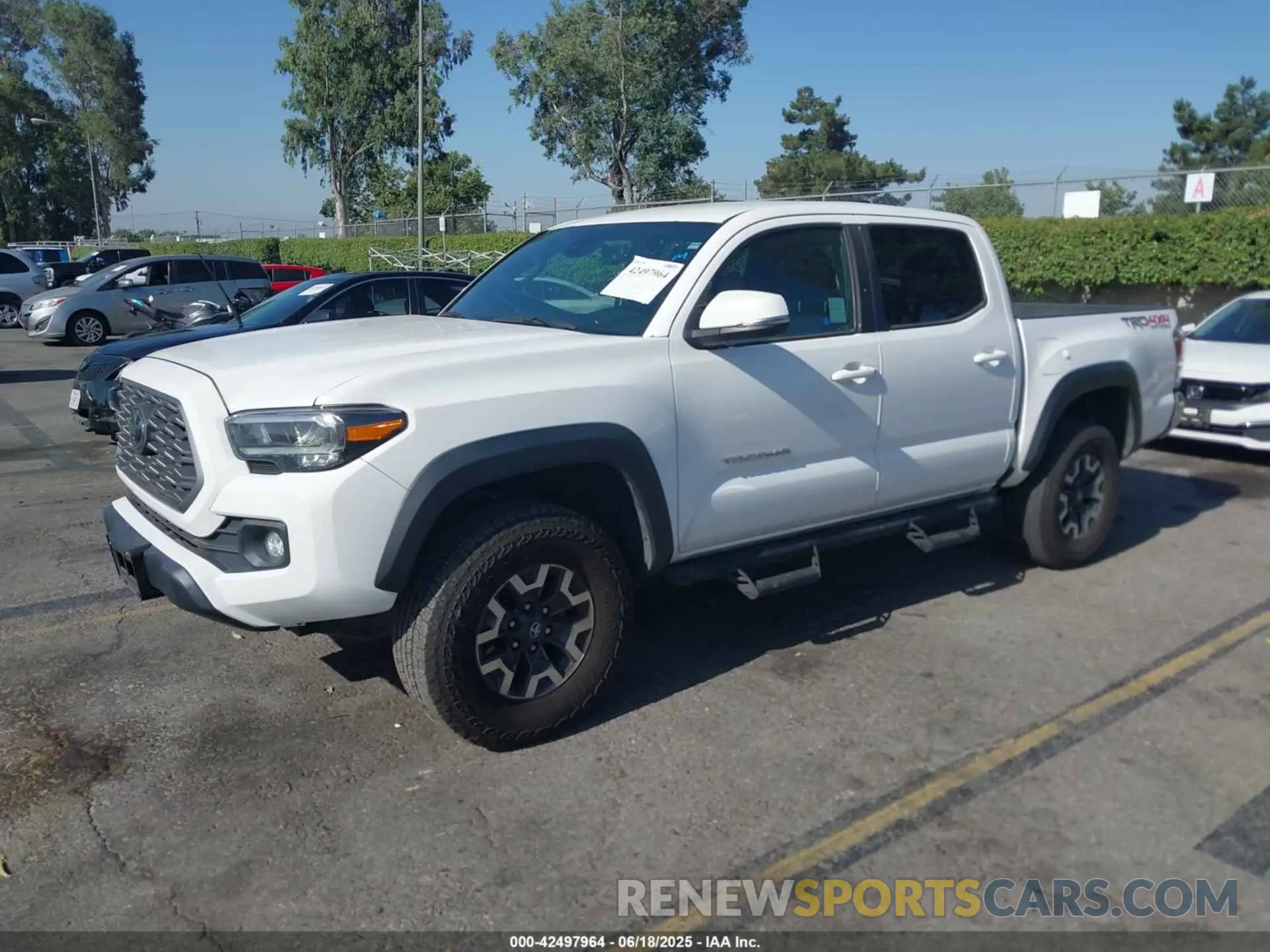 2 fotografías del automóvil dañado 3TMCZ5AN1PM574799 TOYOTA TACOMA 2023