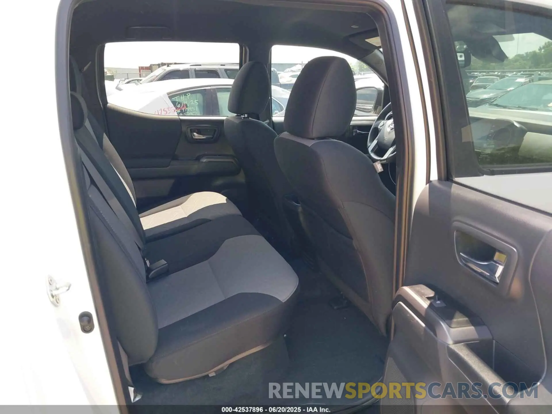 8 fotografías del automóvil dañado 3TMCZ5AN1PM655009 TOYOTA TACOMA 2023