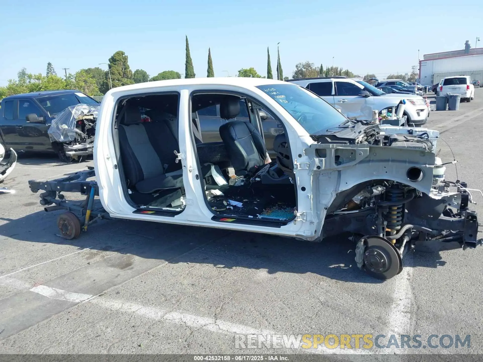 12 fotografías del automóvil dañado 3TMCZ5AN2PM546803 TOYOTA TACOMA 2023