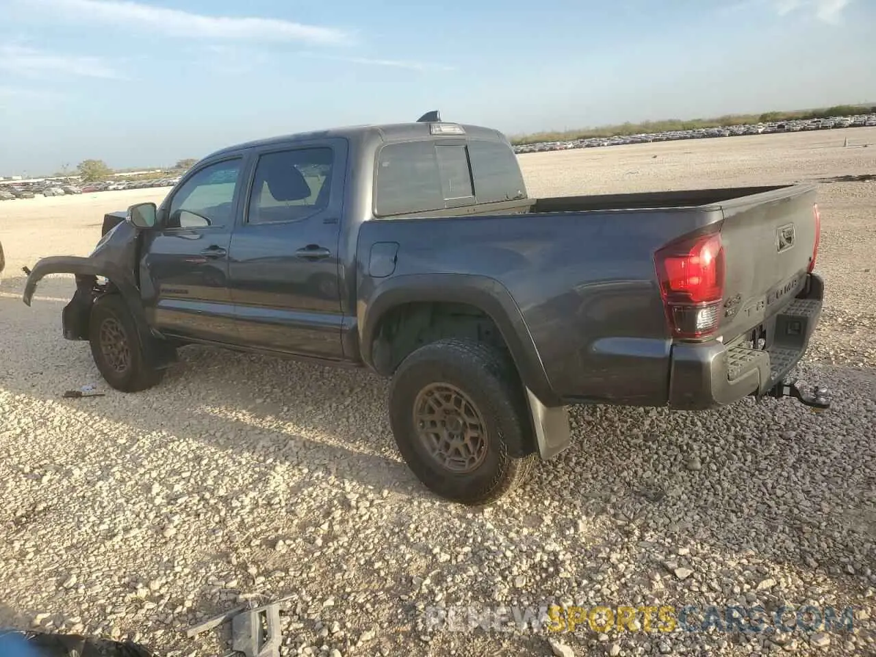 2 fotografías del automóvil dañado 3TMCZ5AN3PM605213 TOYOTA TACOMA 2023