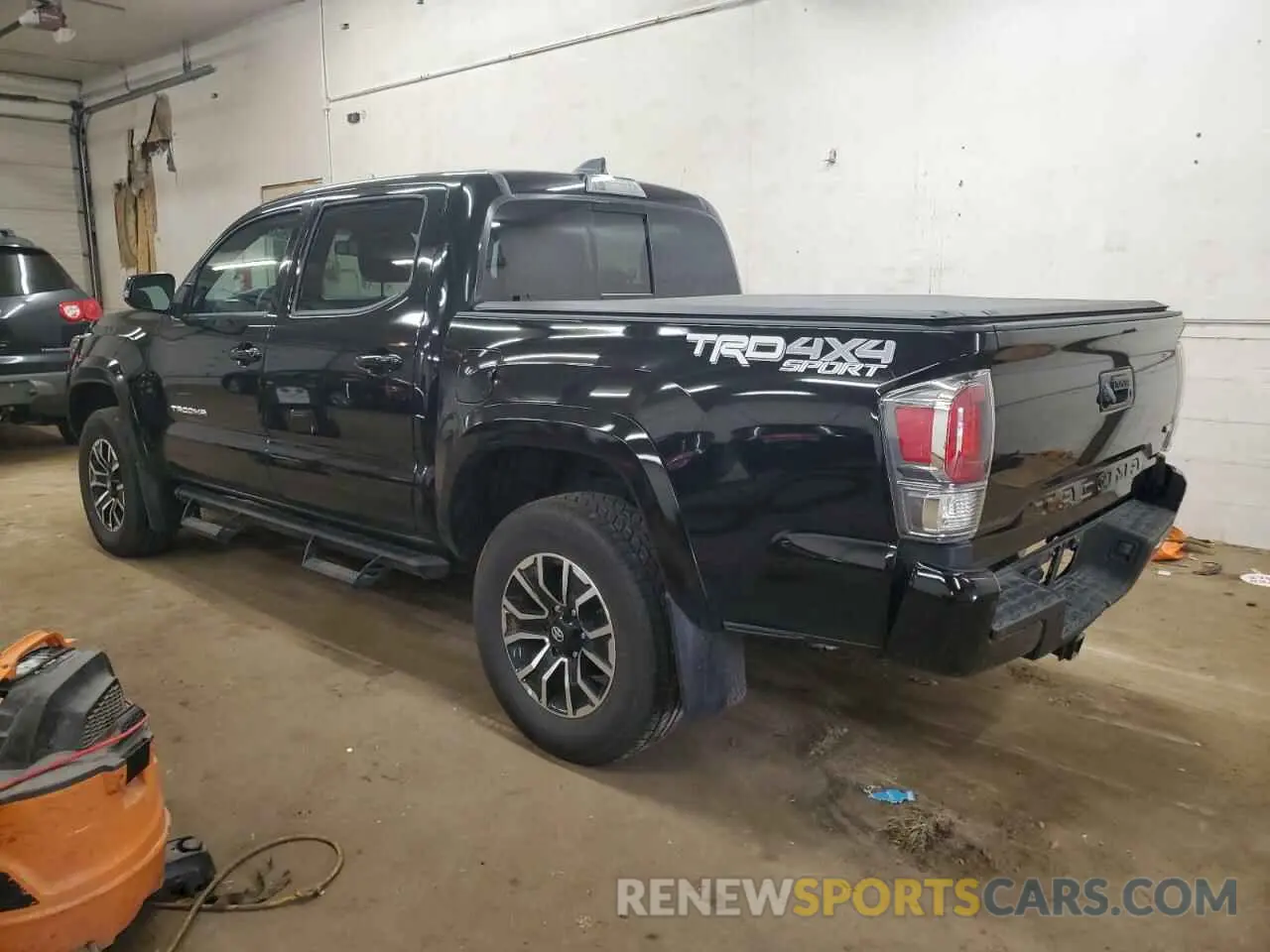 2 fotografías del automóvil dañado 3TMCZ5AN6PM646225 TOYOTA TACOMA 2023
