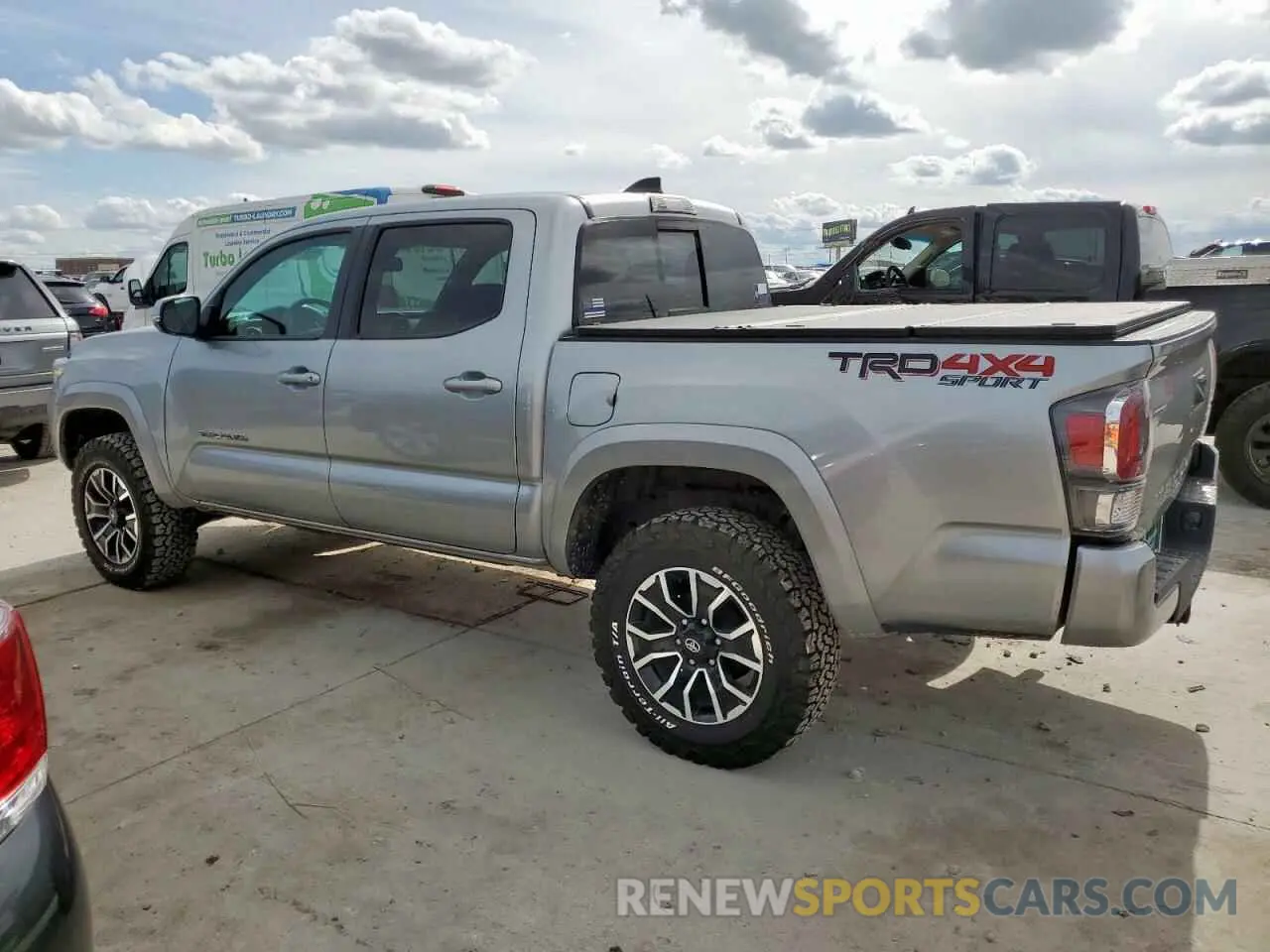 2 fotografías del automóvil dañado 3TMCZ5AN9PM552260 TOYOTA TACOMA 2023