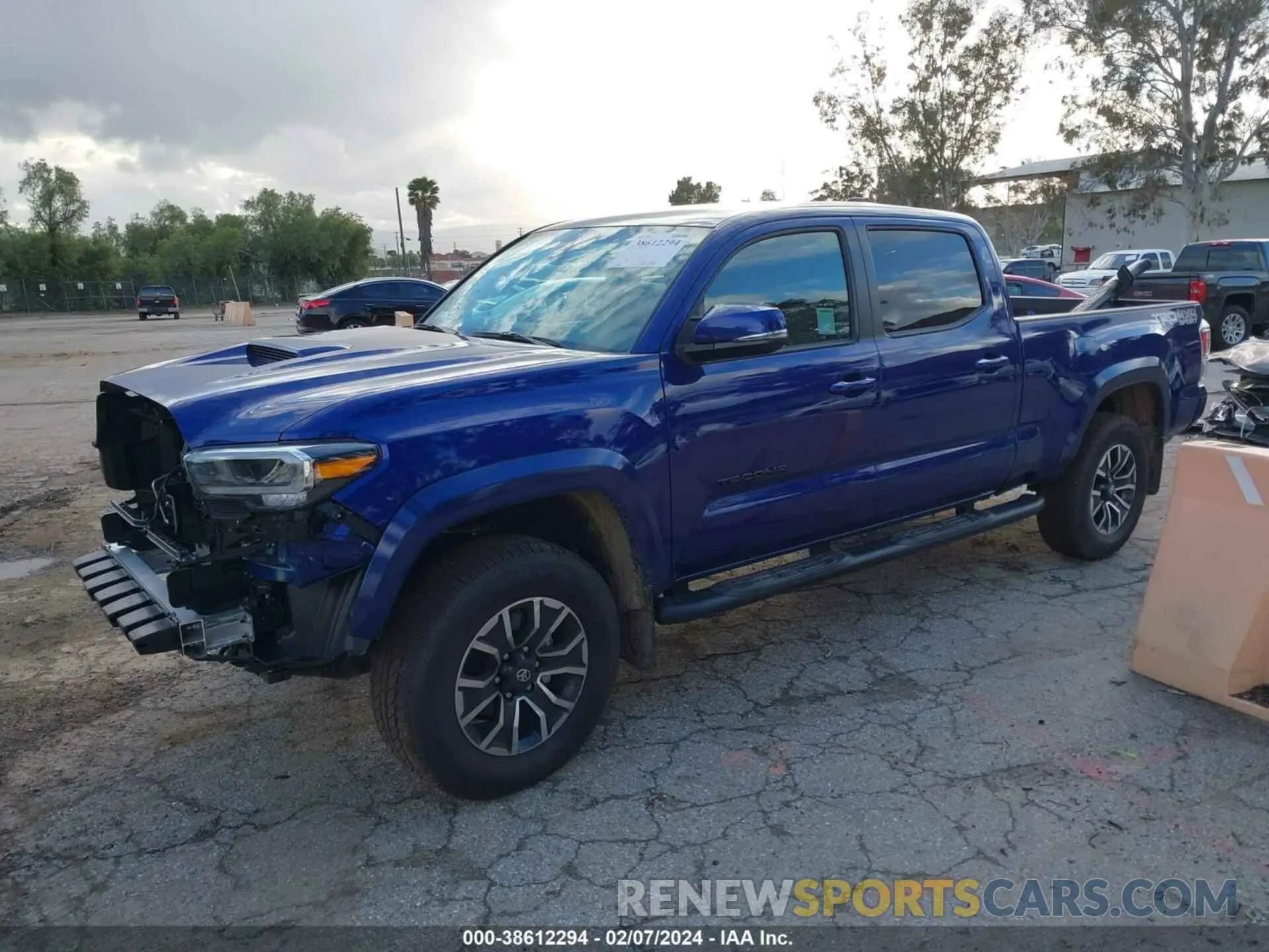 2 fotografías del automóvil dañado 3TMDZ5BN0PM166037 TOYOTA TACOMA 2023