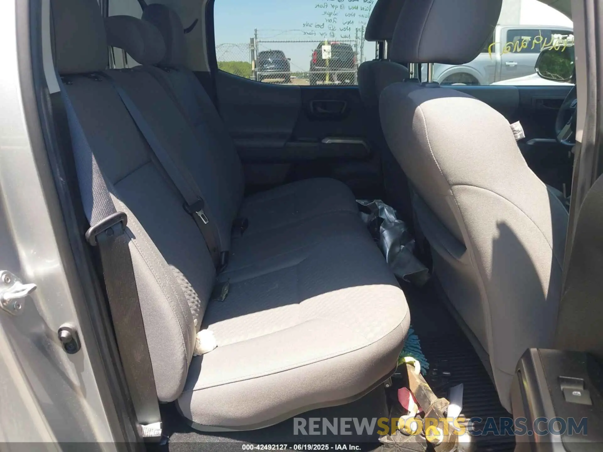 8 fotografías del automóvil dañado 3TYCZ5AN2PT141576 TOYOTA TACOMA 2023