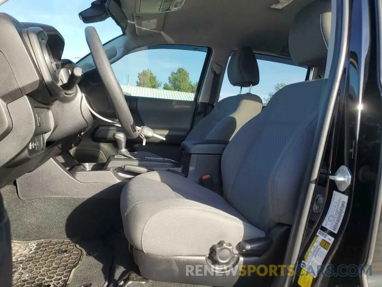 7 fotografías del automóvil dañado 3TYCZ5AN3PT137763 TOYOTA TACOMA 2023