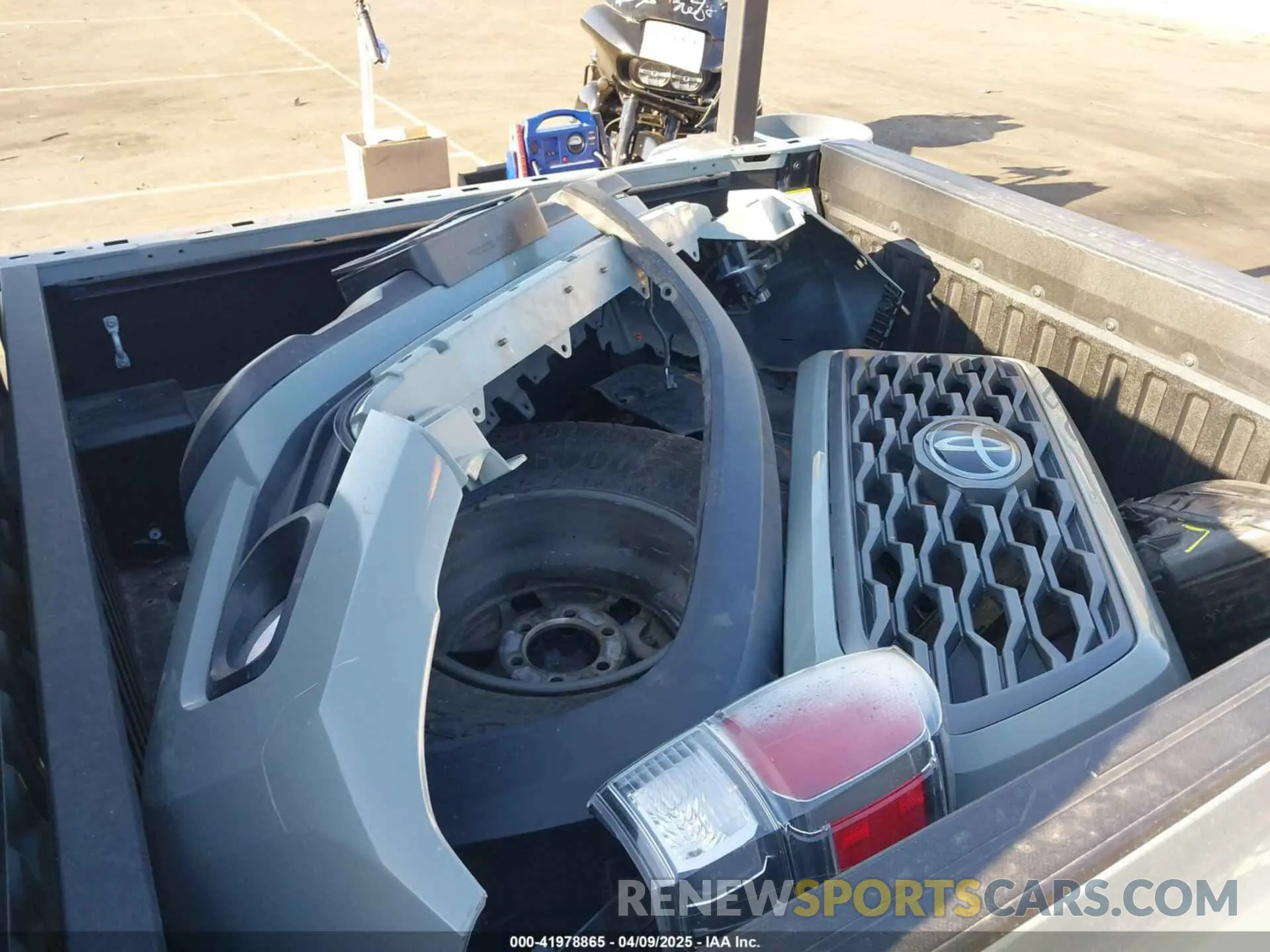 12 fotografías del automóvil dañado 3TYCZ5AN4PT123631 TOYOTA TACOMA 2023