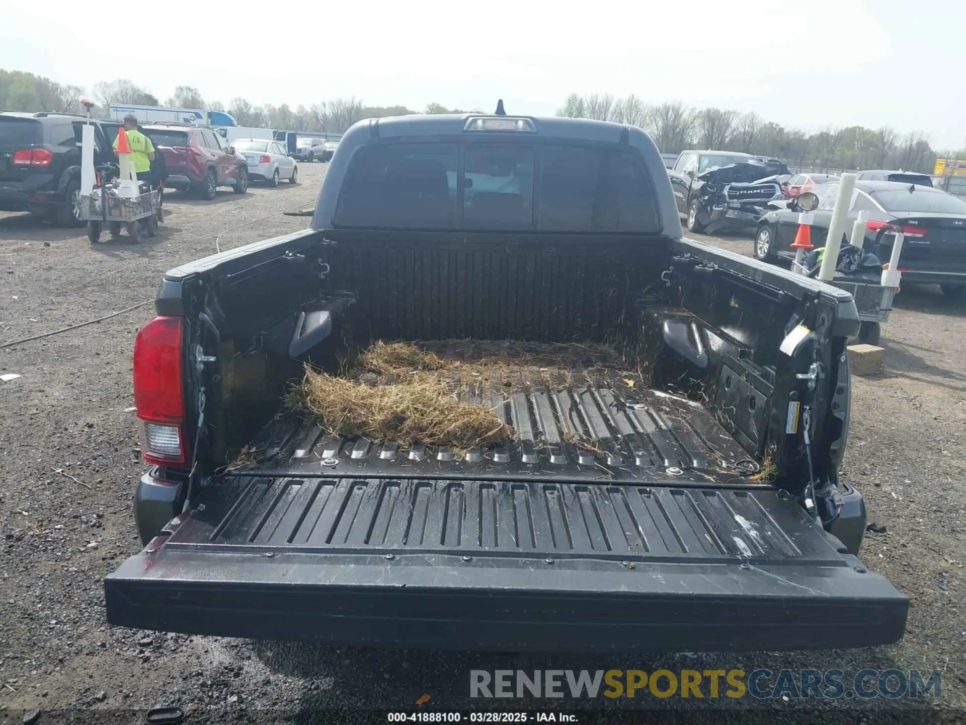 8 fotografías del automóvil dañado 3TYCZ5AN5PT144908 TOYOTA TACOMA 2023