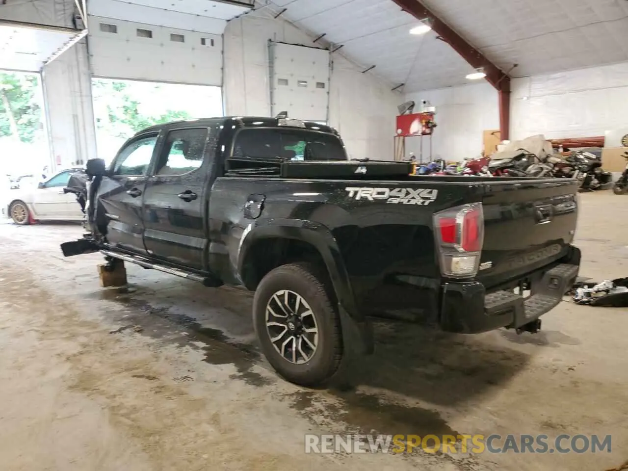 2 fotografías del automóvil dañado 3TYDZ5BN2PT035616 TOYOTA TACOMA 2023