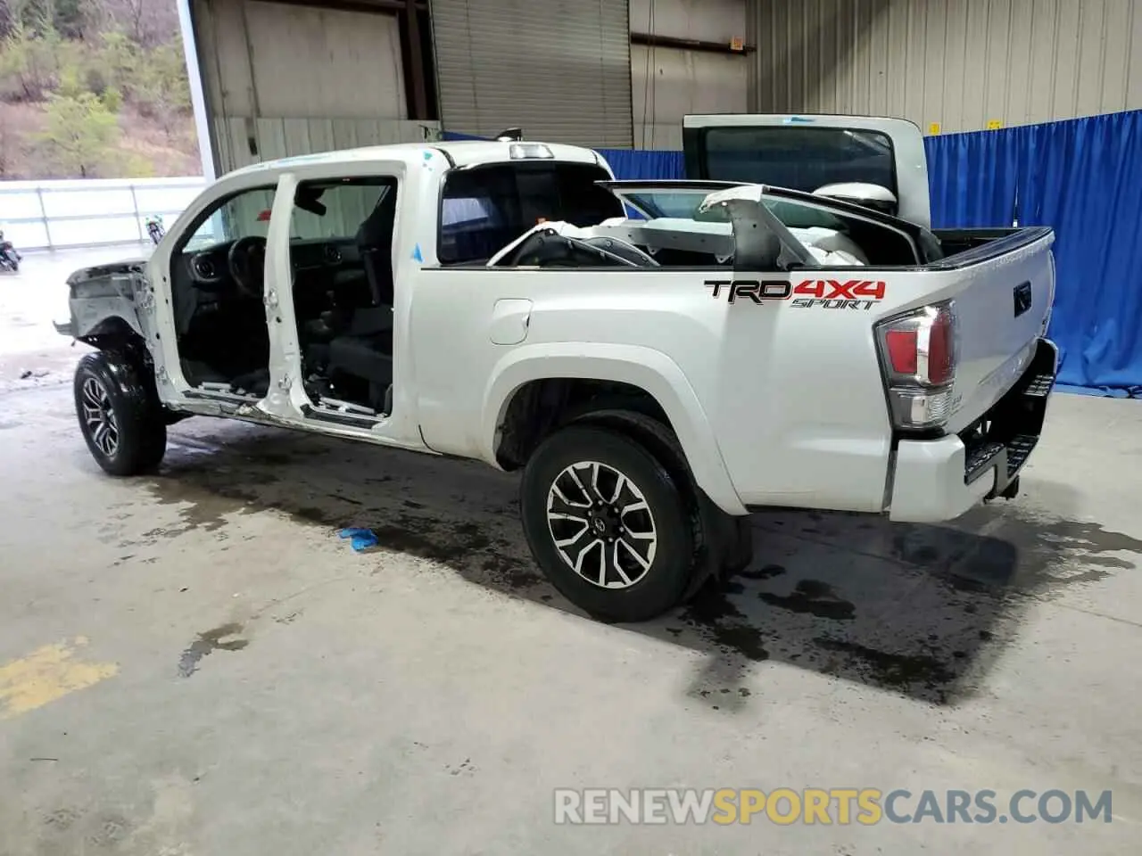 2 fotografías del automóvil dañado 3TYDZ5BN3PT029775 TOYOTA TACOMA 2023