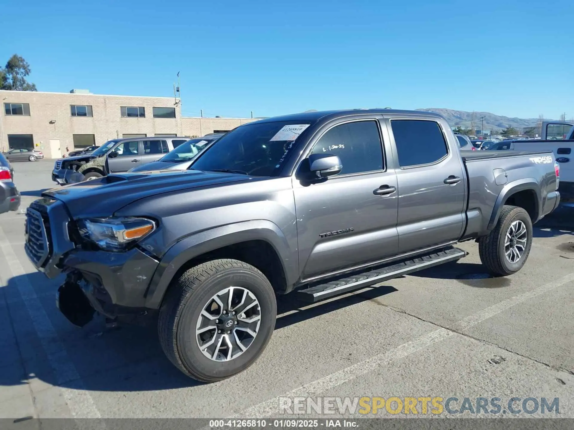 2 fotografías del automóvil dañado 3TYDZ5BN7PT036700 TOYOTA TACOMA 2023