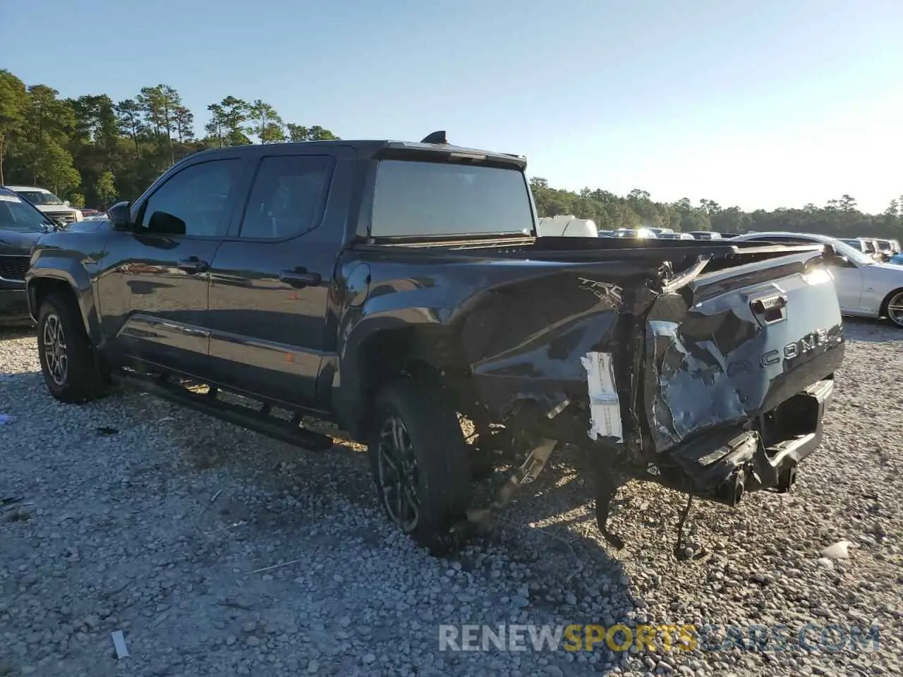 2 fotografías del automóvil dañado 3TMKB5FN2RM005195 TOYOTA TACOMA 2024