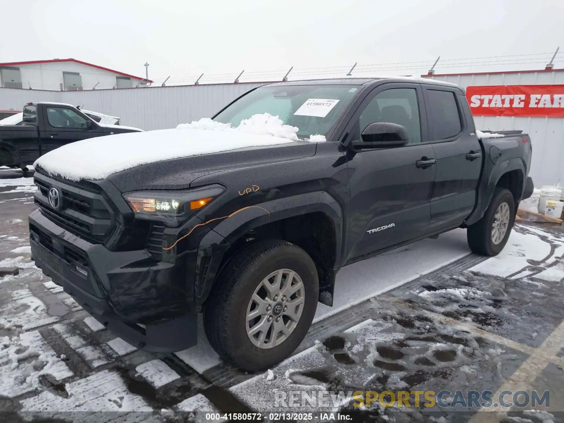 2 fotografías del automóvil dañado 3TMKB5FN3RM004833 TOYOTA TACOMA 2024