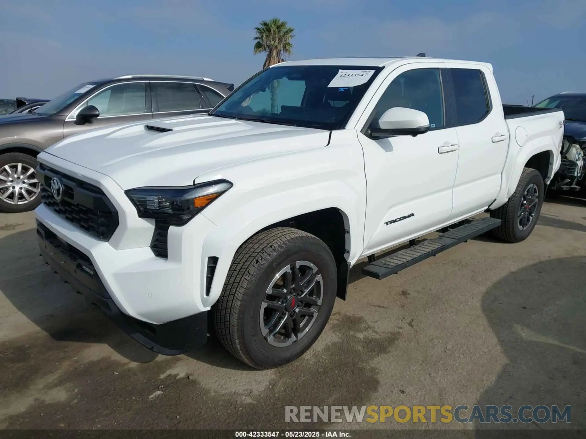 2 fotografías del automóvil dañado 3TMKB5FN3RM005643 TOYOTA TACOMA 2024