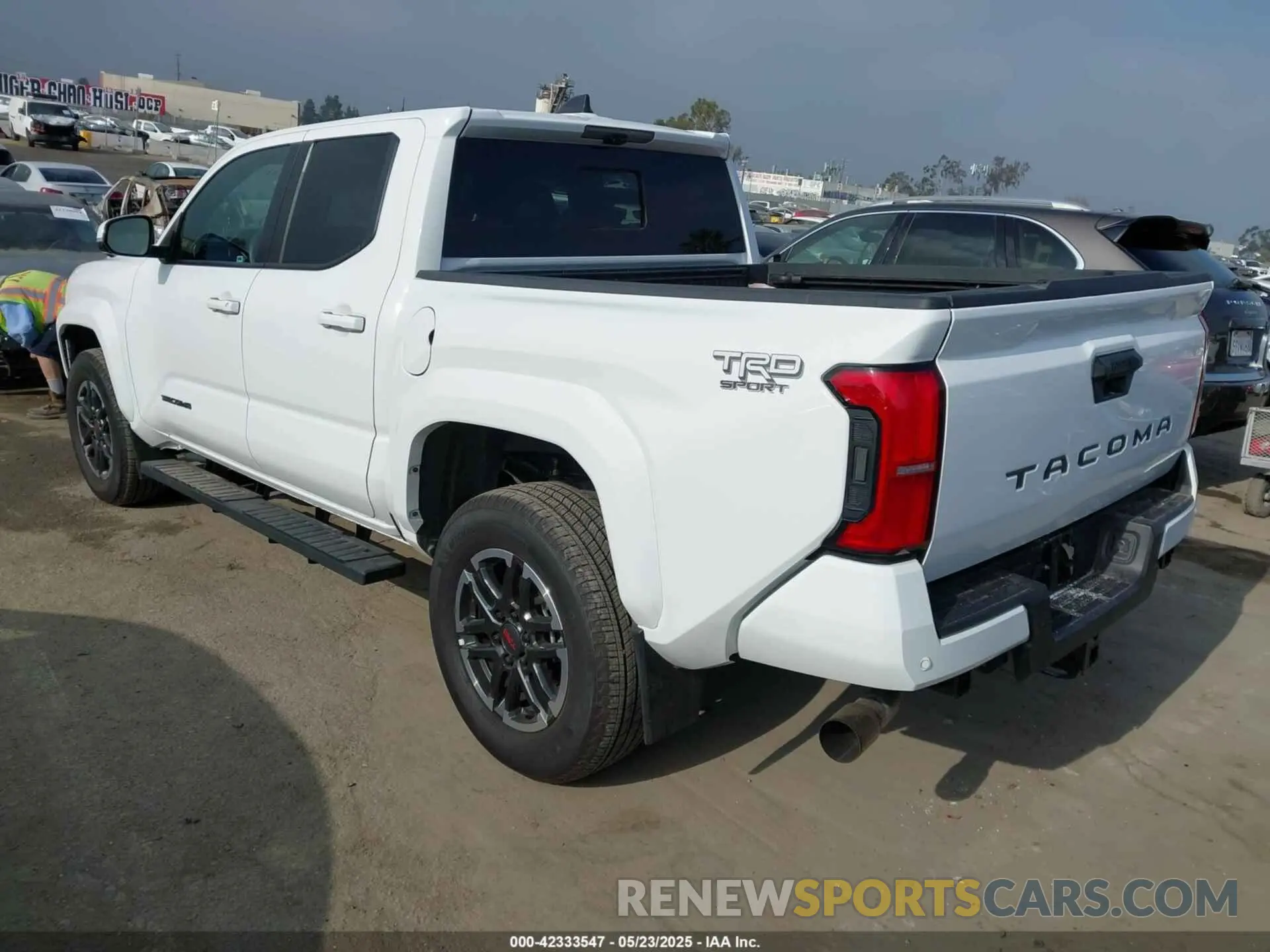 3 fotografías del automóvil dañado 3TMKB5FN3RM005643 TOYOTA TACOMA 2024