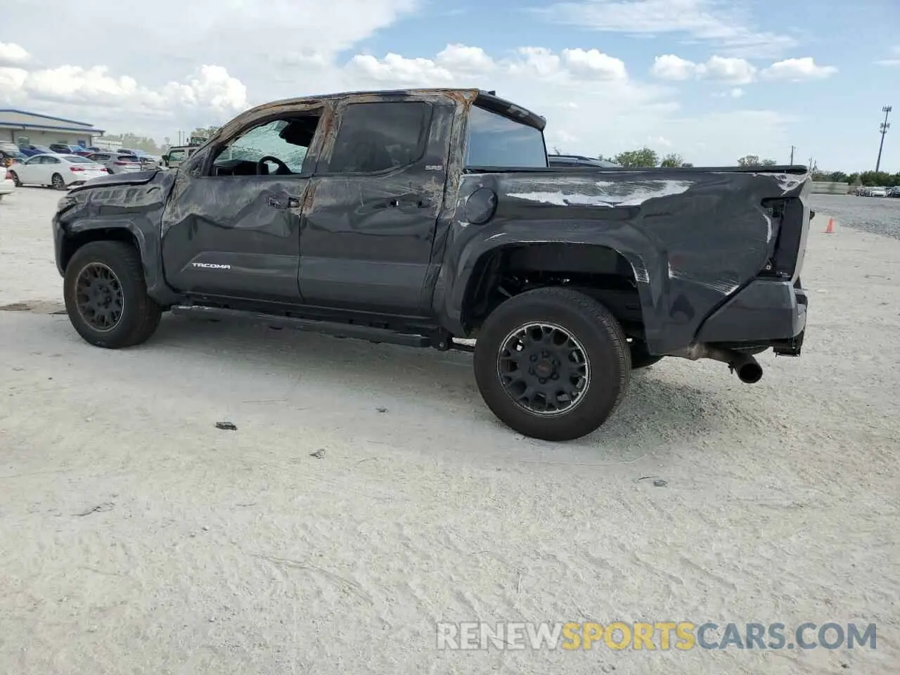 2 fotografías del automóvil dañado 3TMKB5FN9RM012824 TOYOTA TACOMA 2024