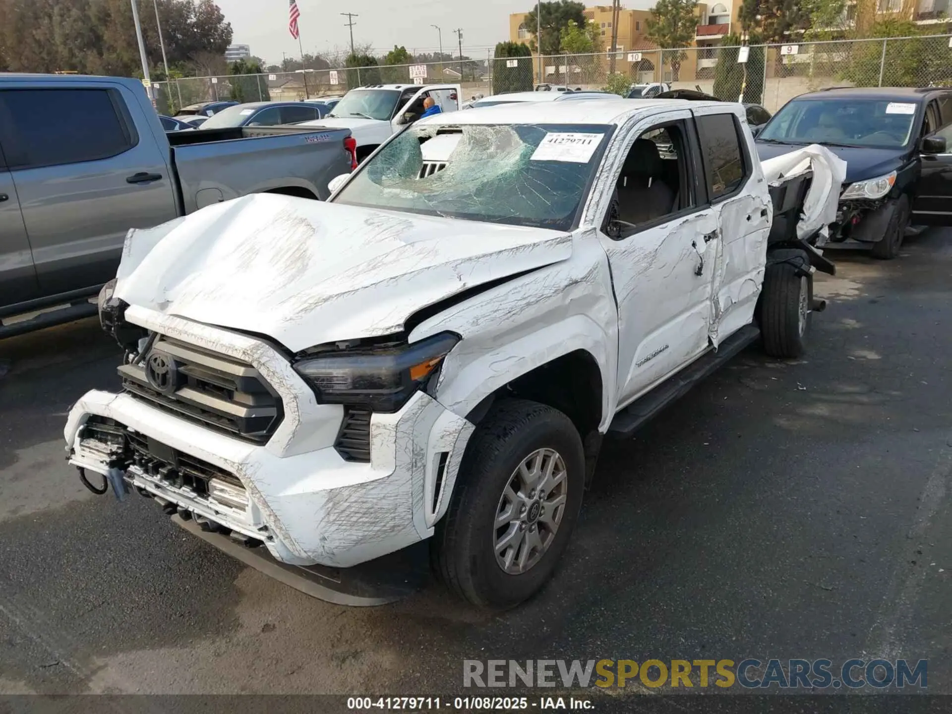 2 fotografías del automóvil dañado 3TMKB5FN9RM021815 TOYOTA TACOMA 2024