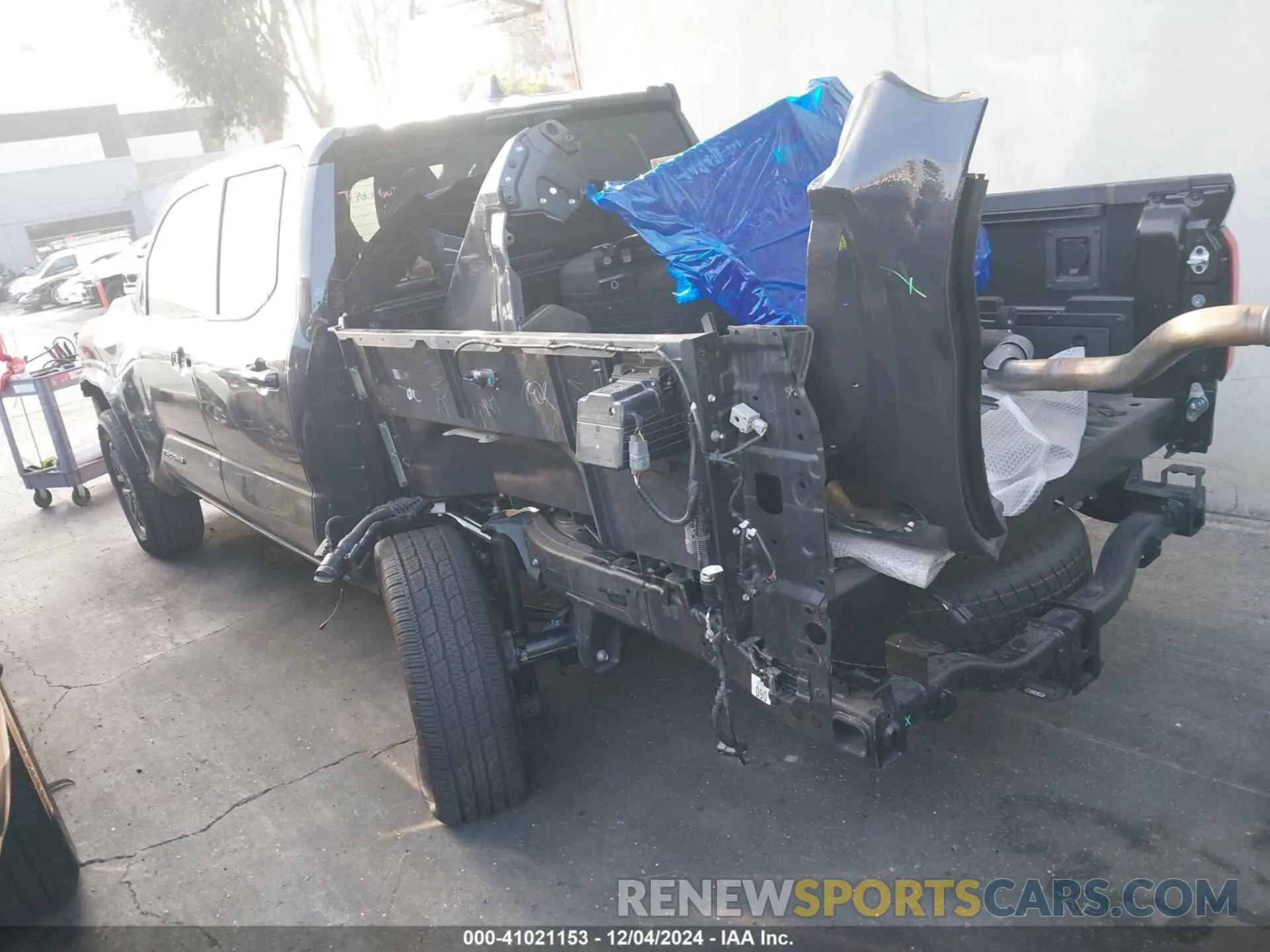 3 fotografías del automóvil dañado 3TMLB5JN0RM017034 TOYOTA TACOMA 2024